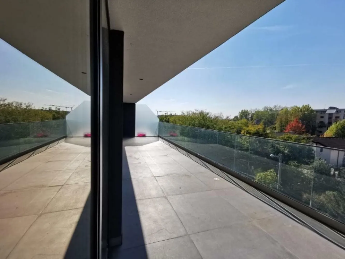 Penthouse 5 camere*parcare subterana*TVA inclus*Cantemir Residence - Se vinde penthouse cu 5 camere intrun bloc boutique cu 3 nivele situat în vecinătatea străzi Erou Iancu Nicolae, accesul se poate face atât din Erou Iancu Nicolae cât şi din Str. Şerban Cantacuzino.
 
- Este ultima unitate locativa rămasă disponibilă!

- Se pot achiziţiona şi doua locuri de parcare in subteran( preţul este separat de apartament).

- Mijloace de transport în comun: staţie autobuz la 400 m ; Şcolii şi grădinite: Mark Twain International School, British School of Bucharest, Scoala Internationala Olga Gudynn, Kindergarden etc; Supermarket: Lidl, Mega Jollie Ville etc

Principalele dotări: 
Tâmplărie aluminiu Schuco,
 Încălzire in pardoseala Rehau, 
Centrală termică Viessman, 
Ceramica Italia RONDINE, 
Uşi filomouro Italia, 
Aer condiţionat Midea, 
Obiecte sanitare: Hansgrohe şi Kludi,
 Adăpost ALA ( antiatomic),
Lifturi Otis.

Va aşteptam la vizionare!