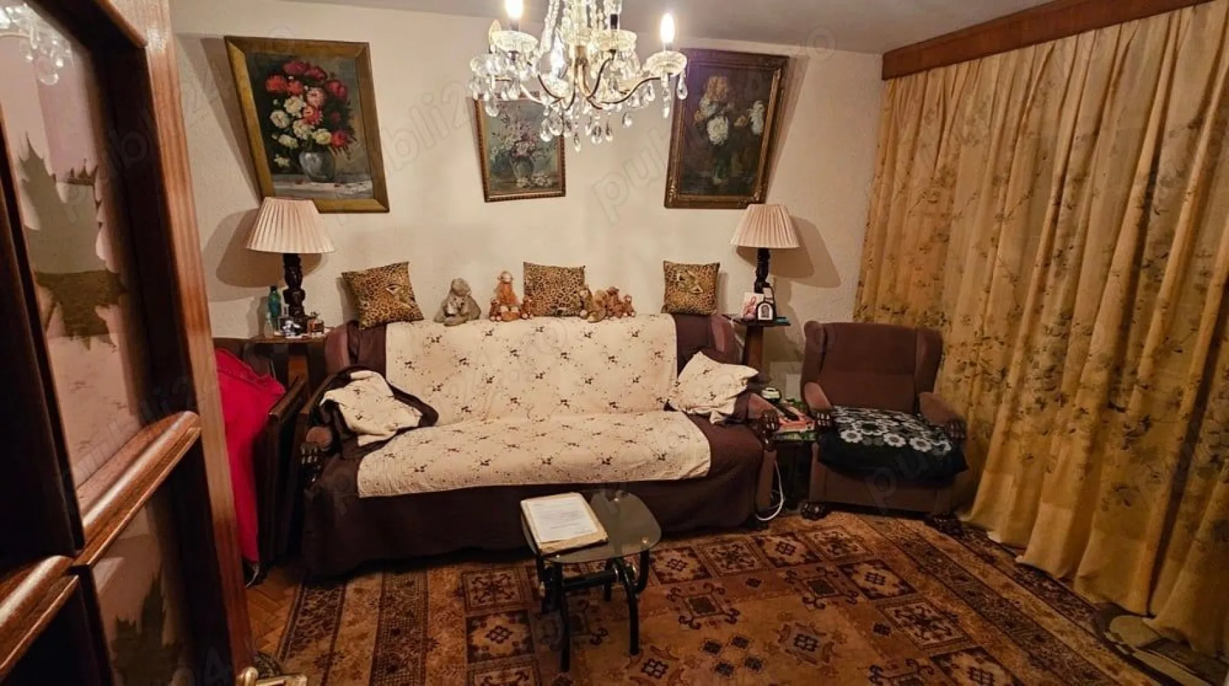 Apartament 4 camere, decomandat. Sector 1 - Vand apartament, strada Iani Buzoiani 1, Bl. 16A, având 4 camere si vedere spre parcul Ragina Maria, decomandat, etaj 2 10, usa metalica, parchet lemn masiv in fiecare camera, gresie, faianta, geamuri termopan, tamplarie Gealan cu sprosuri, centrala proprie cu contract la zi Romstal cu calorifere in fiecare camera si cu incalzire in pardoseala pe holuri si in bucatarie, doua balcoane (unul cu vedere catre parc si verdeata, al doilea cu vedere in spatele blocului), doua aere conditionate (unul in dormitorul matrimonial si celalalt pe hol), doua bai (una cu cada jacuzzi si cealalta are cabina dus cu hidromasaj si radio), dressing, interfon. Apartamentul este prevazut cu alarma cu senzori (monitorizare si interventie Nei Guard). Zona este linistita,langa parcul Regina Maria, Scoala la 3 minute de mers pe jos; 1 min. de statia tramvaiului 41 si 5 min. de metrou Crangasi, 10 min. de Gara de Nord, 10 min. Parcul Herastrau, 10 min. Piata Victoriei Blocul, construit in 1981, a fost reabilitat, renovat,inlocuit ascensorul, etc., acum doi ani (2022,). Proprietar! Vă așteptăm la vizionat. Merită!