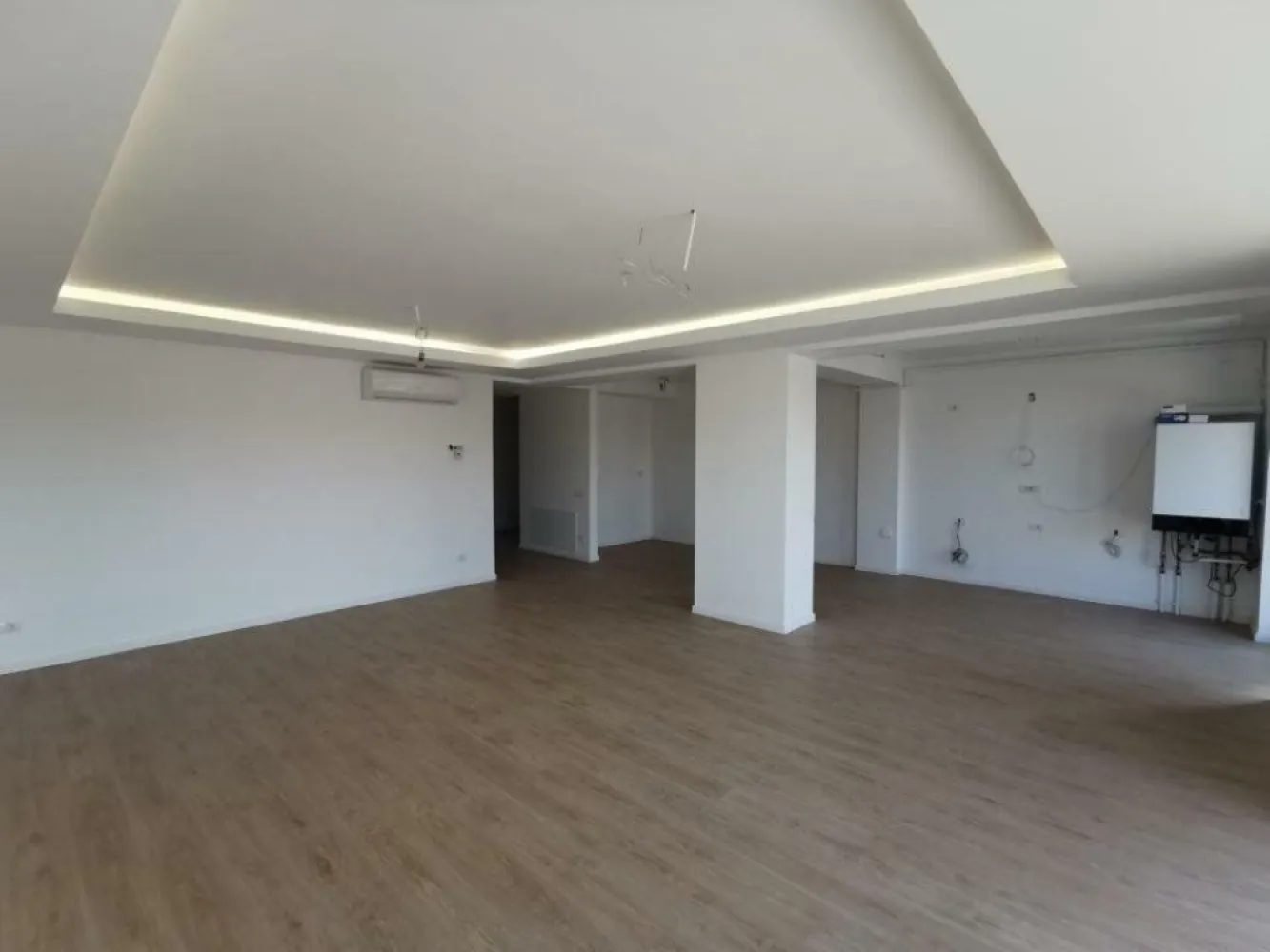 Penthouse 5 camere*parcare subterana*TVA inclus*Cantemir Residence - Se vinde penthouse cu 5 camere intrun bloc boutique cu 3 nivele situat în vecinătatea străzi Erou Iancu Nicolae, accesul se poate face atât din Erou Iancu Nicolae cât şi din Str. Şerban Cantacuzino.
 
- Este ultima unitate locativa rămasă disponibilă!

- Se pot achiziţiona şi doua locuri de parcare in subteran( preţul este separat de apartament).

- Mijloace de transport în comun: staţie autobuz la 400 m ; Şcolii şi grădinite: Mark Twain International School, British School of Bucharest, Scoala Internationala Olga Gudynn, Kindergarden etc; Supermarket: Lidl, Mega Jollie Ville etc

Principalele dotări: 
Tâmplărie aluminiu Schuco,
 Încălzire in pardoseala Rehau, 
Centrală termică Viessman, 
Ceramica Italia RONDINE, 
Uşi filomouro Italia, 
Aer condiţionat Midea, 
Obiecte sanitare: Hansgrohe şi Kludi,
 Adăpost ALA ( antiatomic),
Lifturi Otis.

Va aşteptam la vizionare!