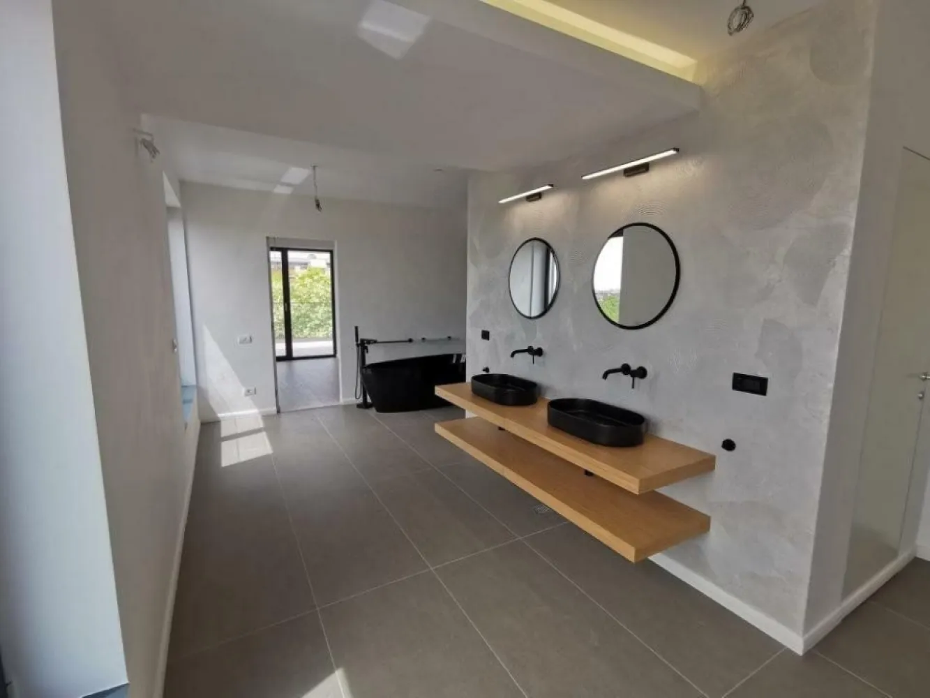 Penthouse 5 camere*parcare subterana*TVA inclus*Cantemir Residence - Se vinde penthouse cu 5 camere intrun bloc boutique cu 3 nivele situat în vecinătatea străzi Erou Iancu Nicolae, accesul se poate face atât din Erou Iancu Nicolae cât şi din Str. Şerban Cantacuzino.
 
- Este ultima unitate locativa rămasă disponibilă!

- Se pot achiziţiona şi doua locuri de parcare in subteran( preţul este separat de apartament).

- Mijloace de transport în comun: staţie autobuz la 400 m ; Şcolii şi grădinite: Mark Twain International School, British School of Bucharest, Scoala Internationala Olga Gudynn, Kindergarden etc; Supermarket: Lidl, Mega Jollie Ville etc

Principalele dotări: 
Tâmplărie aluminiu Schuco,
 Încălzire in pardoseala Rehau, 
Centrală termică Viessman, 
Ceramica Italia RONDINE, 
Uşi filomouro Italia, 
Aer condiţionat Midea, 
Obiecte sanitare: Hansgrohe şi Kludi,
 Adăpost ALA ( antiatomic),
Lifturi Otis.

Va aşteptam la vizionare!