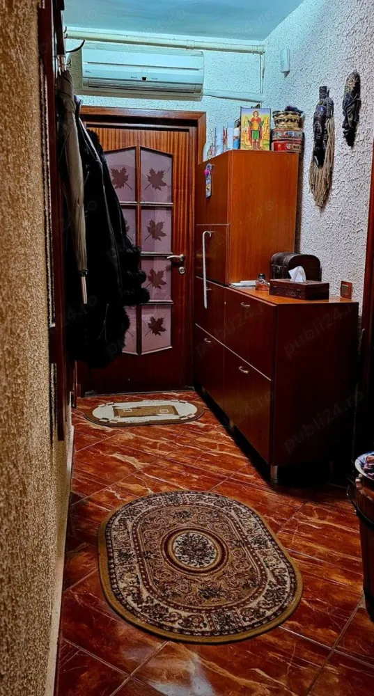Apartament 4 camere, decomandat. Sector 1 - Vand apartament, strada Iani Buzoiani 1, Bl. 16A, având 4 camere si vedere spre parcul Ragina Maria, decomandat, etaj 2 10, usa metalica, parchet lemn masiv in fiecare camera, gresie, faianta, geamuri termopan, tamplarie Gealan cu sprosuri, centrala proprie cu contract la zi Romstal cu calorifere in fiecare camera si cu incalzire in pardoseala pe holuri si in bucatarie, doua balcoane (unul cu vedere catre parc si verdeata, al doilea cu vedere in spatele blocului), doua aere conditionate (unul in dormitorul matrimonial si celalalt pe hol), doua bai (una cu cada jacuzzi si cealalta are cabina dus cu hidromasaj si radio), dressing, interfon. Apartamentul este prevazut cu alarma cu senzori (monitorizare si interventie Nei Guard). Zona este linistita,langa parcul Regina Maria, Scoala la 3 minute de mers pe jos; 1 min. de statia tramvaiului 41 si 5 min. de metrou Crangasi, 10 min. de Gara de Nord, 10 min. Parcul Herastrau, 10 min. Piata Victoriei Blocul, construit in 1981, a fost reabilitat, renovat,inlocuit ascensorul, etc., acum doi ani (2022,). Proprietar! Vă așteptăm la vizionat. Merită!