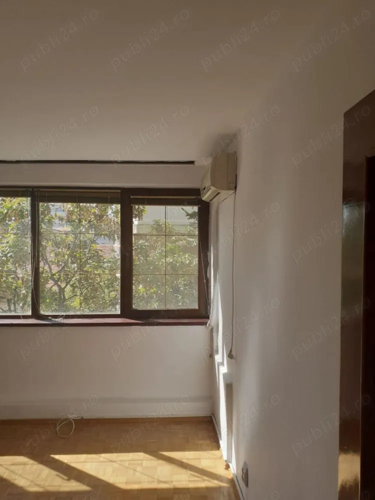 Apartament 3 camere de vanzare pe Bd. Dimitrie Cantemir - Proprietar, vand apartament de 3 camere decomandat, situat pe Bd. Dimitrie Cantemir, în apropierea intersecției cu Bd. Marasesti.

Blocul nu este încadrat în nici un grad de risc și este reabilitat termic.

Imobilul este stradal, dar apartamentul are vedere din laterala, fiind ferit de zgomotul bulevardului. Camera de zi și unul din dormitoare sunt spre vest, iar restul locuinței spre sud. Baia si bucataria au geam mare, astfel ca se poate aerisi foarte bine. Apartamentul este la etajul 3 7.

Suprafata utila totala este de 60,42mp, excluzand suprafețele balcoanelor.
Apartamentul are asigurare obligatorie PAD și certificat energetic clasa A.

Apartamentul este recent renovat și are de asemenea numeroase îmbunătățiri cum ar fi: centrala termica proprie si hol extins care serveste ca zona de dining.
Bucataria este dotata cu centrala termica proprie, plita inox, masina de spalat vase, frigider inox și mobila de bucatarie executata la comanda.
Sufrageria este îmbunătățită cu izolatie in interior și contine aparat de aer conditionat. Holul extins este anti-fonat, și este astfel perfect pentru dining. Usa de intrare este dublata pentru extra siguranta (marca Gardesa) si este de asemenea anti-fonica.
Cele doua dormitoare au balcoane închise cu geam termopan.

Imobilul este la aproximativ 10 și 3 minute de stația de metrou Unirii și Tineretului, precum și de parcurile Tineretului și Carol.
În apropiere se afla Scoala Generala 79, C.N. Ion Creanga, C.N. Sincai.

Pentru detalii sau vizionari va stăm cu drag la dispoziție la nr de telefon: .