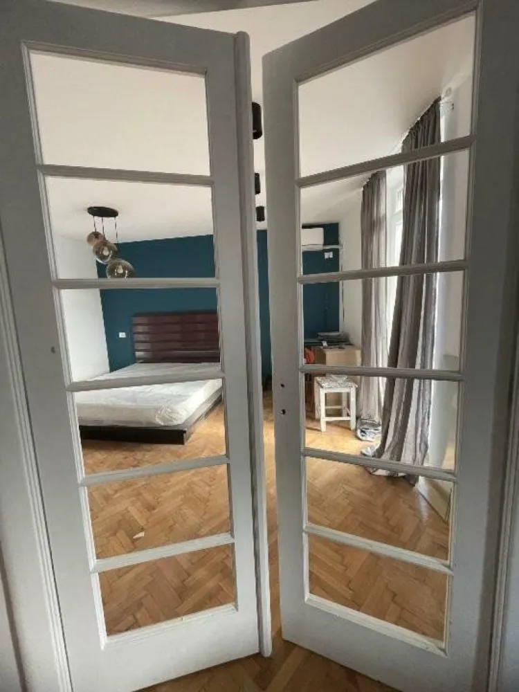 Etaj integral de vanzare in inima Capitalei 5m de la metrou - Etaj integral de vanzare , in locatia superb, in fata hotelului Grand Boutique Hotel.

 whatsapp

Etajul care oferim de vanzare azi , este imparţit la 2 proprietăţi diferite, cu nr. cadastru diferit in fiecare care dintre ei care sa fac de fapt 2 apartamente, 

Apartament 1 este conform din 2 camere , bucătărie, wc, ac, sufragerie, 2 balcoane , mobilat utilat si renovat complet cu toate ce este necesare sa - move in !

Apartament 2 este conform din 2 studiouri, unităţi de vacanţă care o sa fie in mod de Airbnb , mobilat şi renovat complet !

,Studio A- chirie 320â‚Ź / luna 
Studio B- chirie 350â‚Ź / luna 
Apartment 2 rooms chirie 550â‚Ź/ luna 

1,220â‚Ź / luna 

Exista posibilitatea sa fac un lift cu cost de 5,000-10,000â‚Ź