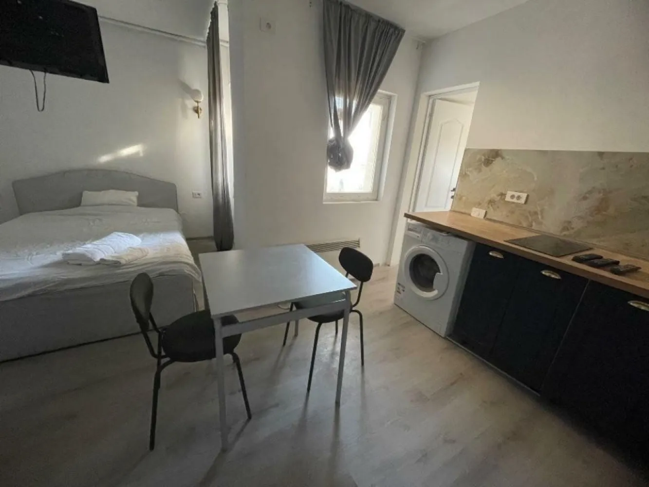 Etaj integral de vanzare in inima Capitalei 5m de la metrou - Etaj integral de vanzare , in locatia superb, in fata hotelului Grand Boutique Hotel.

 whatsapp

Etajul care oferim de vanzare azi , este imparţit la 2 proprietăţi diferite, cu nr. cadastru diferit in fiecare care dintre ei care sa fac de fapt 2 apartamente, 

Apartament 1 este conform din 2 camere , bucătărie, wc, ac, sufragerie, 2 balcoane , mobilat utilat si renovat complet cu toate ce este necesare sa - move in !

Apartament 2 este conform din 2 studiouri, unităţi de vacanţă care o sa fie in mod de Airbnb , mobilat şi renovat complet !

,Studio A- chirie 320â‚Ź / luna 
Studio B- chirie 350â‚Ź / luna 
Apartment 2 rooms chirie 550â‚Ź/ luna 

1,220â‚Ź / luna 

Exista posibilitatea sa fac un lift cu cost de 5,000-10,000â‚Ź