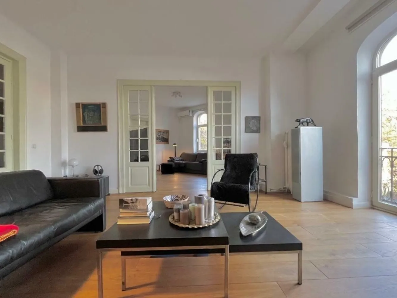 Apartament mare, luminos si stilat langa Cismigiu - sector 1. - Clădire istorică, doua balcoane, lift, living orientat spre sud, parchet masiv de stejar (nou), ferestre de înaltă calitate (nou), cablu fibră optică, incalzire pe gaz, aer condiţionat. Renovare generală acum cinci ani. Proprietarul este un german expat care pleacă din Bucureşti.

Spacious, bright and stylish apartment near Cişmigiu park (sector 1)
Historic building, two balconies, elevator, south-facing living room, solid oak hardwood floors (new), high quality windows (new), fiber optic cable, gas heating, air conditioning.
General renovation five years ago. The owner is a German expat leaving Bucharest.