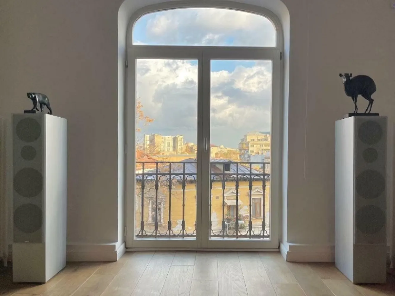 Apartament mare, luminos si stilat langa Cismigiu - sector 1. - Clădire istorică, doua balcoane, lift, living orientat spre sud, parchet masiv de stejar (nou), ferestre de înaltă calitate (nou), cablu fibră optică, incalzire pe gaz, aer condiţionat. Renovare generală acum cinci ani. Proprietarul este un german expat care pleacă din Bucureşti.

Spacious, bright and stylish apartment near Cişmigiu park (sector 1)
Historic building, two balconies, elevator, south-facing living room, solid oak hardwood floors (new), high quality windows (new), fiber optic cable, gas heating, air conditioning.
General renovation five years ago. The owner is a German expat leaving Bucharest.