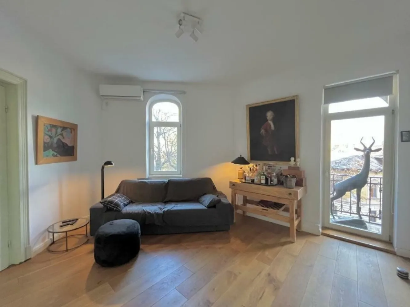 Apartament mare, luminos si stilat langa Cismigiu - sector 1. - Clădire istorică, doua balcoane, lift, living orientat spre sud, parchet masiv de stejar (nou), ferestre de înaltă calitate (nou), cablu fibră optică, incalzire pe gaz, aer condiţionat. Renovare generală acum cinci ani. Proprietarul este un german expat care pleacă din Bucureşti.

Spacious, bright and stylish apartment near Cişmigiu park (sector 1)
Historic building, two balconies, elevator, south-facing living room, solid oak hardwood floors (new), high quality windows (new), fiber optic cable, gas heating, air conditioning.
General renovation five years ago. The owner is a German expat leaving Bucharest.