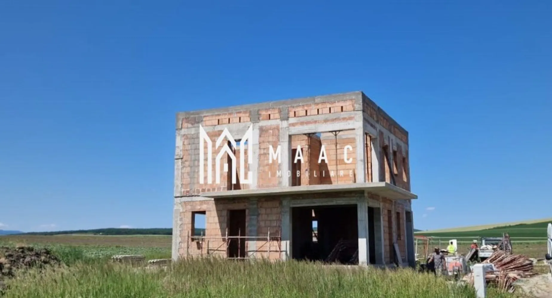 Casa individuala | Teren 450 mp | Sura Mica - MAAC Imobiliare vă propune spre vânzare o casă individuală situată în comuna Șura Mică, cu un teren generos de 450 mp. Caracteristici ale proprietății: Suprafață utilă: 120 mp Compartimentare: Parter: living open-space cu bucătărie, baie, hol și o terasă spațioasă de 26 mp Etaj: 3 dormitoare, baie și hol Locație: Situată în intravilanul comunei Șura Mică, într-o zonă liniștită și bine conectată La distanță mică de stațiunea balneară Ocna Sibiului Această proprietate este ideală pentru o familie care își dorește liniște, spațiu și acces rapid către orașul Sibiu și zonele de agrement din apropiere. Pentru mai multe informatii specificati ca ati vazut anuntul cu ID: CP2588921 }}