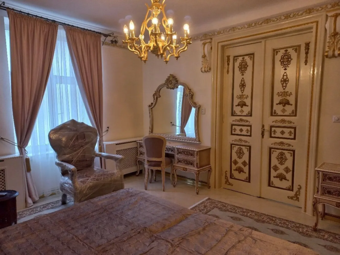 Apartament in vila Gradina Icoanei - Proprietar,apartament in vilă 4+ camere,etaj1 și mansardă din D,P,1,mansardă, 2 proprietari în total, întrare separată, renovat și mobilat, utilat nou neutilizat, suprafață utila 170 m.p .Etaj 1-4 camere și 2 bai (105 m.p),mansarda - cameră, bucătărie și baie (65 m.p),scara interioara.