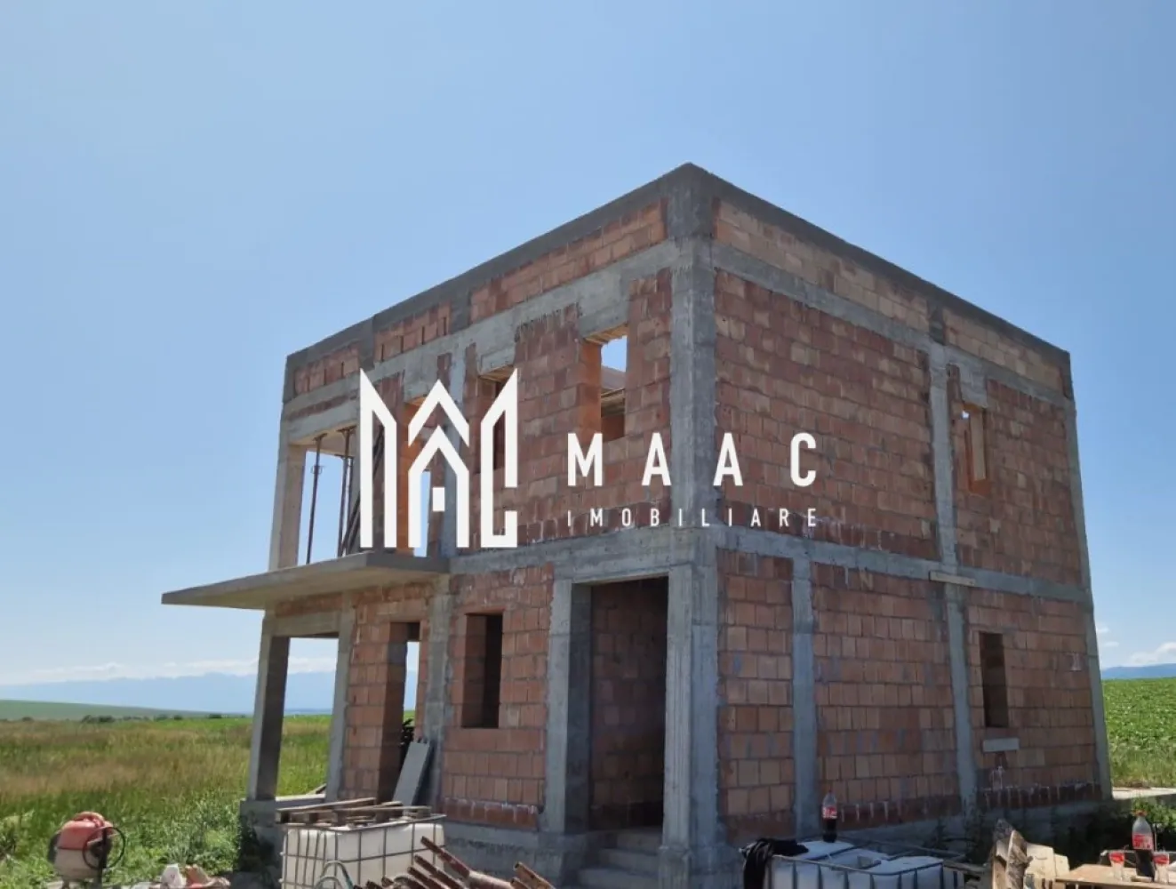 Casa individuala | Teren 450 mp | Sura Mica - MAAC Imobiliare vă propune spre vânzare o casă individuală situată în comuna Șura Mică, cu un teren generos de 450 mp. Caracteristici ale proprietății: Suprafață utilă: 120 mp Compartimentare: Parter: living open-space cu bucătărie, baie, hol și o terasă spațioasă de 26 mp Etaj: 3 dormitoare, baie și hol Locație: Situată în intravilanul comunei Șura Mică, într-o zonă liniștită și bine conectată La distanță mică de stațiunea balneară Ocna Sibiului Această proprietate este ideală pentru o familie care își dorește liniște, spațiu și acces rapid către orașul Sibiu și zonele de agrement din apropiere. Pentru mai multe informatii specificati ca ati vazut anuntul cu ID: CP2588921 }}