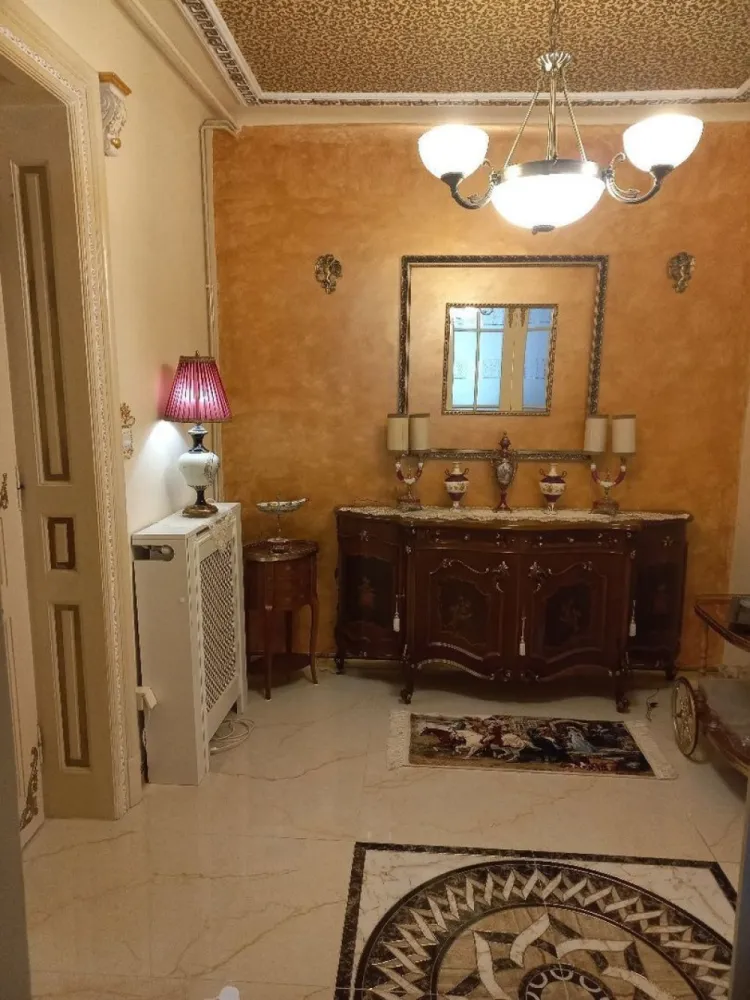 Apartament in vila Gradina Icoanei - Proprietar,apartament in vilă 4+ camere,etaj1 și mansardă din D,P,1,mansardă, 2 proprietari în total, întrare separată, renovat și mobilat, utilat nou neutilizat, suprafață utila 170 m.p .Etaj 1-4 camere și 2 bai (105 m.p),mansarda - cameră, bucătărie și baie (65 m.p),scara interioara.
