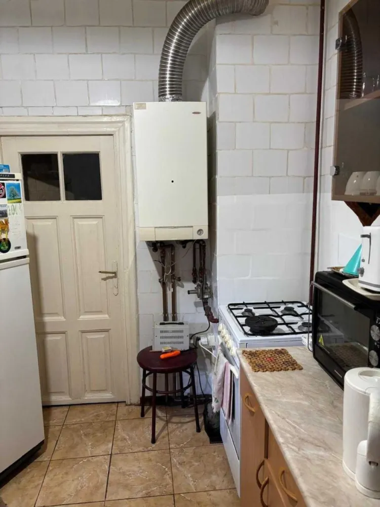 Vand apartament cu 3 camere in Calea Plevnei, zona SPA Orhideea - Apartament de 3 camere, în zona exclusivistă Calea Plevnei – aproape de Spitalul Witting, Gara de Nord și stația de metrou Gara de Nord. Apartamentul dispune de o suprafață generoasă de 76 mp utili precum si cota indiviza de 6,14% din partile si dependintele imobilului si cota de teren in suprafata de 74,90 mp in folosinta, Apartamentul este situat la etajul 1 dintr-un bloc cu demisol, parter, etaj 1 si pod, foarte solid și bine construit în 1936, fără risc seismic, oferind siguranță și eficiență energetică (grosime pereti ext.50 cm). Dotări moderne: Racordat la gaze cu incalzire centrala (de asemenea sobele de teracota s-au pastrat in fiecare camera si sunt functionale), aer condiționat și internet prin fibră optică.
 Locație premium amplasata pe Calea Plevnei, initial cladirea a apartinut MApN cu acces rapid la puncte de interes majore,SPA si Carrefour Orhideea,statie metrou Regie, într-o zonă prestigioasă și bine cotată din București. Apartamentul mai dispune si de o boxa pe o iesire cu acces spre pod. Iesiri rapide cu auto spre pasaj Podul Grant si pasaj Basarab.