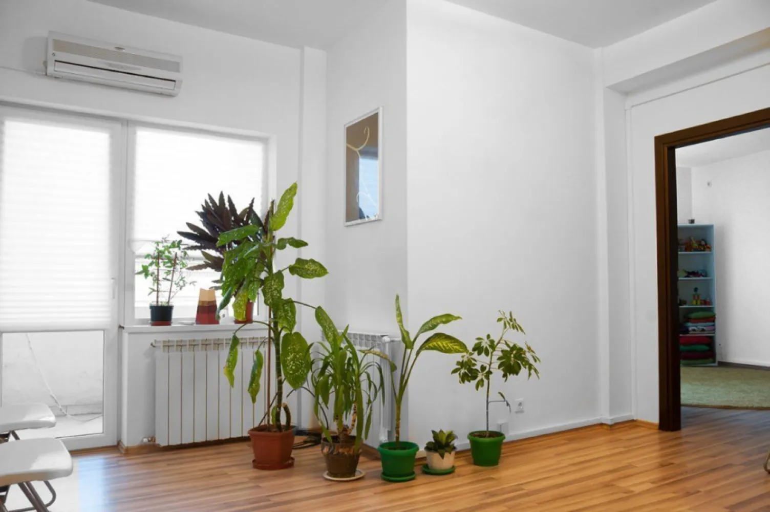 Apartament 4 camere Hristo Botev - Apartamentul se afla intr-un imobil de doar 3 etaje cu doar 2 apartamente pe nivel.
Cladirea a fost recent reabilitata termic iar liftul este nou. Apartamentul a fost recent reamenajat avand dotari premium. Infrastructura stradala a fost de asemenea reabilitata in urma ce 2-3 ani.

Nu intra sub incidenta legii 112.

Utilitati: curent, apa, gaz, centrala termica proprie, calorifere, aparate aer conditionat , interfon, cablu tv, acces la internet prin cablu .

Finisaje: stare interior foarte buna ( recent reamenajat ) , parchet, gresie, faianta,, ferestre cu geam termopan din PVC, usa metalica la intrare, usi noi interior din lemn , bucatarie utilitata