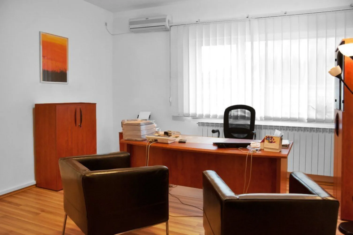 Apartament 4 camere Hristo Botev - Apartamentul se afla intr-un imobil de doar 3 etaje cu doar 2 apartamente pe nivel.
Cladirea a fost recent reabilitata termic iar liftul este nou. Apartamentul a fost recent reamenajat avand dotari premium. Infrastructura stradala a fost de asemenea reabilitata in urma ce 2-3 ani.

Nu intra sub incidenta legii 112.

Utilitati: curent, apa, gaz, centrala termica proprie, calorifere, aparate aer conditionat , interfon, cablu tv, acces la internet prin cablu .

Finisaje: stare interior foarte buna ( recent reamenajat ) , parchet, gresie, faianta,, ferestre cu geam termopan din PVC, usa metalica la intrare, usi noi interior din lemn , bucatarie utilitata