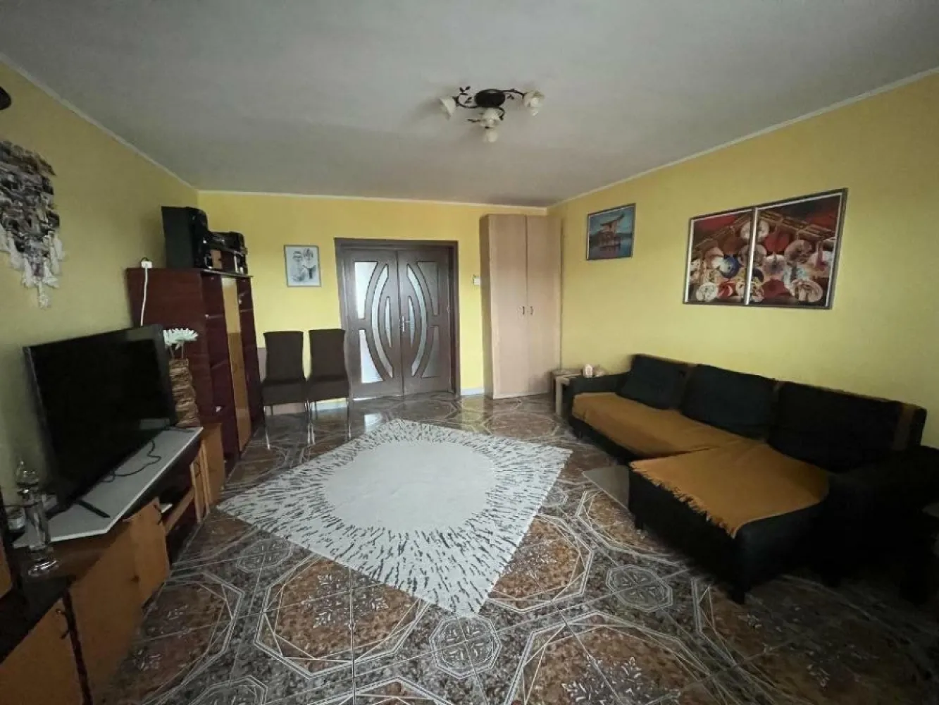PARTICULAR, 3 CAMERE PIATA UNIRII - PARTICULAR, 3 CAMERE PIATA UNIRII
Apartamentul este situat in spatele magazinului Unirea si este amplasat la etajul 7, intr-un bloc finalizat in 1987, cu regimul de inaltime P+8.Â 
Dispune de multiple imbunatatiri: parchet, gresie, faianta, geamuri termopan, 2 balcoane inchise, 2 AC-uri. Se vinde mobilat, cum este in poze sau nemobilat/ partial mobilat daca se doreste.Â Exista loc de parcare de resedinta.Â 
Apartamentul este decomandat, cu vedere pe ambele parti, luminos, foarte bine compartimentat, are 1 baie cu geam si un grup sanitar, dispune de o suprafata utila de 74 mp, cea totala fiind de aproximativ 82 mp.
Apartamentul este locuit in acest moment, iar eliberarea va fi in 30 de zile de la semnarea contractului. Actele sunt pregatite pentru vanzare.
Pana in orele 17 raspundÂ doar la mesaje. Vizionari dupaÂ orele 17 si in weekend.
Pretul este negociabil.
Colaborez cu agentii, dar fara comision.