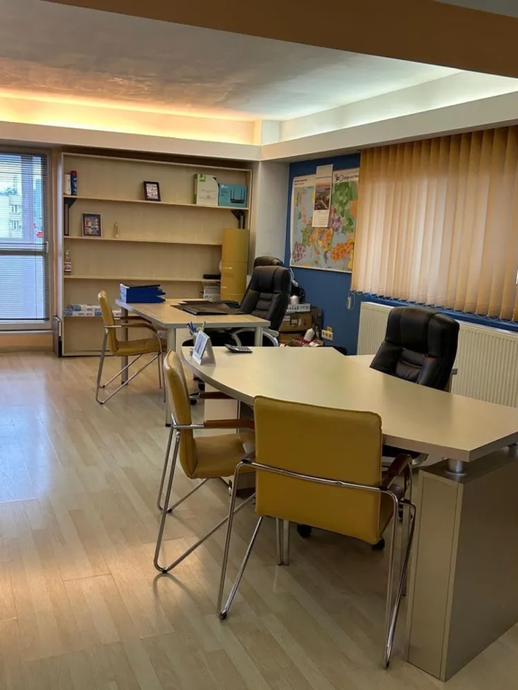 Apartament de vânzare str. Nerva Traian lângă școala 81 - Zonă excelentă, centrală, dar totuși liniștită. Clădire construită în 1998, apartament spațios, 95mp + 22 mp balcon închis și 3 mp balcon deschis cu centrală proprie, baie cu toaletă + toaletă separat, spații largi, deschise. Foarte aproape de metroul Timpuri Noi, stație de tramvai, posibilitate pentru loc de parcare.