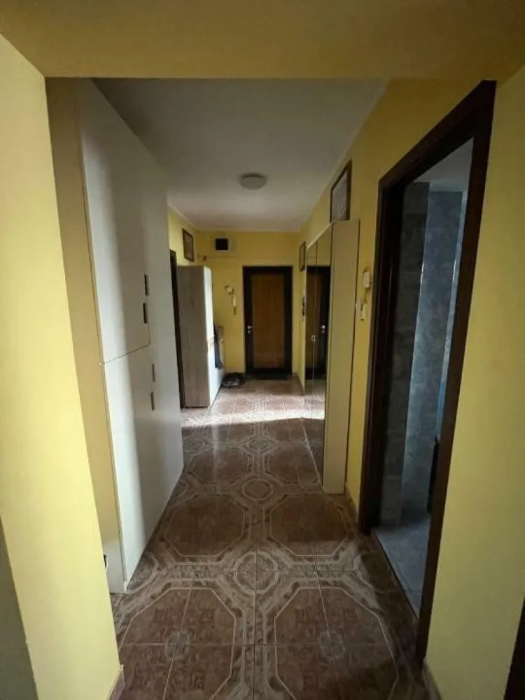 PARTICULAR, 3 CAMERE PIATA UNIRII - PARTICULAR, 3 CAMERE PIATA UNIRII
Apartamentul este situat in spatele magazinului Unirea si este amplasat la etajul 7, intr-un bloc finalizat in 1987, cu regimul de inaltime P+8.Â 
Dispune de multiple imbunatatiri: parchet, gresie, faianta, geamuri termopan, 2 balcoane inchise, 2 AC-uri. Se vinde mobilat, cum este in poze sau nemobilat/ partial mobilat daca se doreste.Â Exista loc de parcare de resedinta.Â 
Apartamentul este decomandat, cu vedere pe ambele parti, luminos, foarte bine compartimentat, are 1 baie cu geam si un grup sanitar, dispune de o suprafata utila de 74 mp, cea totala fiind de aproximativ 82 mp.
Apartamentul este locuit in acest moment, iar eliberarea va fi in 30 de zile de la semnarea contractului. Actele sunt pregatite pentru vanzare.
Pana in orele 17 raspundÂ doar la mesaje. Vizionari dupaÂ orele 17 si in weekend.
Pretul este negociabil.
Colaborez cu agentii, dar fara comision.