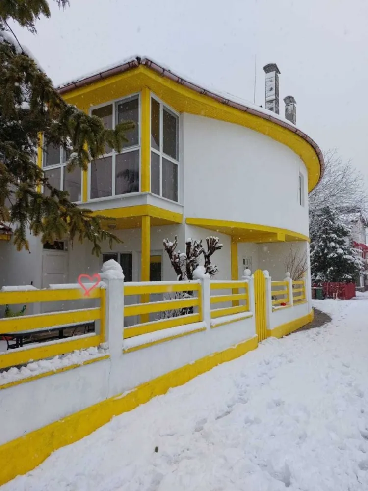 Vila cu ponton la lacul Snagov - Proprietar, vand vila P+1 in Izvorani, Ilfov, avand o suprafata de 160 m.p., cu iesire si ponton la lacul Snagov. Casa este amplasata in zona Padurii Snagov si a Comitetului Olimpic si Sportiv Roman. Zona este superba si extrem de linistita. Puteti avea propria delta, la mai putin de 30 de minute de Mall Baneasa si la aproximativ 10 minute fata de Corbeanca. Pontonul este foarte mare si se afla in coproprietate cu 4 familii vecine. Vila poate fi folosita atat ca si casa de vacanta, cat si ca locuinta permanenta. Vecini VIP.