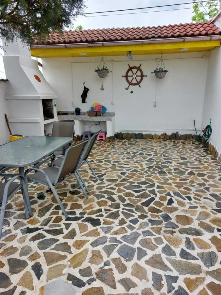 Vila cu ponton la lacul Snagov - Proprietar, vand vila P+1 in Izvorani, Ilfov, avand o suprafata de 160 m.p., cu iesire si ponton la lacul Snagov. Casa este amplasata in zona Padurii Snagov si a Comitetului Olimpic si Sportiv Roman. Zona este superba si extrem de linistita. Puteti avea propria delta, la mai putin de 30 de minute de Mall Baneasa si la aproximativ 10 minute fata de Corbeanca. Pontonul este foarte mare si se afla in coproprietate cu 4 familii vecine. Vila poate fi folosita atat ca si casa de vacanta, cat si ca locuinta permanenta. Vecini VIP.