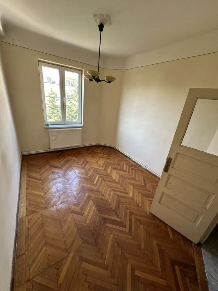 Proprietar vand apartament decomandat Unirii 5 camere - PROPRIETAR: vand apartament de 5 camere (4 dormitoare + living) in suprafata totala de 120 mp et2/3+M plus boxa de 20 mp la subsol. Ap este decomandat 

Blocul este format din 5 apartamente fiecare fiind pe cate un etaj ceea ce il face sa fie foarte linistit, se dispune de o curte interioara comuna cu celelalte 4 apartamente. 

In living (15,6 m2) si in 2 dormitoare se pot instala seminee daca se doreste deoarece hornul acestora este deja functional.

Bucataria are o suprafata de 11.5 m2 fiind recent renovata.

Baia principala are 5.4 m2 si este prevazuta cu cada si geam pt aerisire fiind renovate.
Baia de serviciu are si aceasta geam.

Dormitoarele au urmatoarele suprafete : 23, 21, 12.6 si 10.5 m2 in cele doua de peste 20m2 se poate instala semineu.
3dormitoare sunt orientate pe SUD iar 1 pe Nord-Est

Incalzirea se realizeaza cu centrala de apartament + calorifere

Pentru mai multe detalii ma puteti contacta telefonic la nr din anunt.