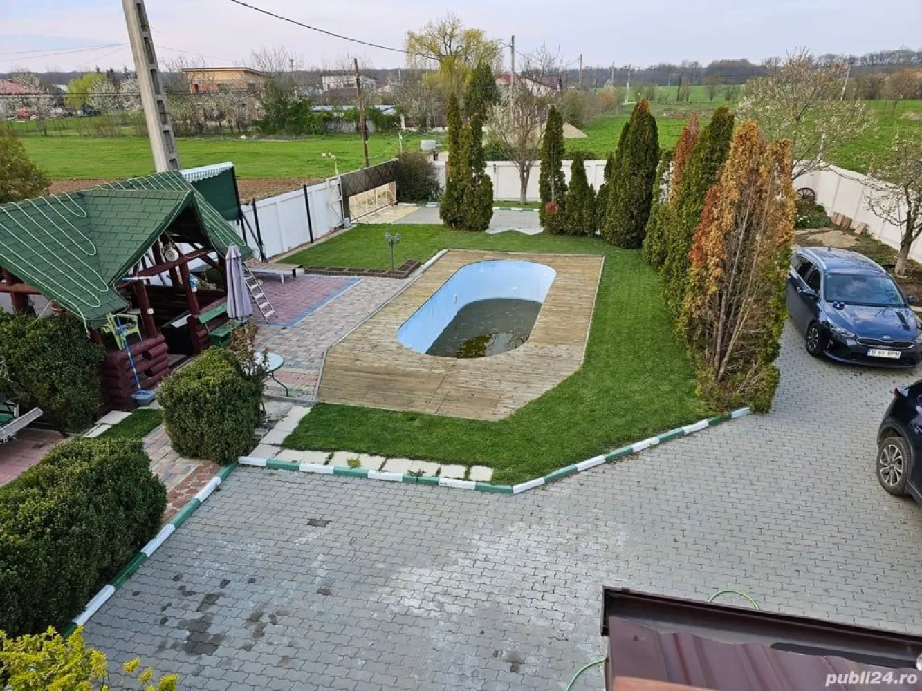 Vila de vanzare- Izvorani COR - Va propun spre vanzare o vila construita in stil american, situata in Izvorani, aproape de COR si de studiourile Castel Film. Vila este constuita in anul 2008, este bine compartimentata si dispune de spatii generoase de locuit, Este compusa din 4 dormitoare, dintre care unul matrimonial cu baie proprie, avand suprafete generoase. Zona de living si bucatarie sunt construite pe o diferenta de nivel, fapt ce delimiteaza zona de dining de cea de living, Atat din living cat si din bucatarie accesam o terasa inchisa generoasa, apoi o bucatarie de vara amenajata in exterior. Vila dispune si de o piscina, zona de foisor, iaz, spatii verzi precum si de 4 garaje. Podul casei este izolat si poate fi locuibil. UTILITĂ I
Utilitati generale: Curent, Apa, Fosa septica, Gaz, CATV
Sistem incalzire: Centrala proprie
Climatizare: Aer conditionat
FINISAJE
Podele: Parchet, Gresie
Usi interior: Lemn, PVC
Pereti: Faianta, Vopsea lavabila, Tapet
Stare interior: Renovat
Ferestre cu geam termopan: PVC, Lemn
Rulouri/Obloane: Lemn, PVC
Usa intrare: Lemn, Metal, PVC, Parchet
DOTĂRI
Alte spatii utile: Spatiu depozitare, WC Serviciu, Anexe, Dependinte
Bucatarie: Mobilata, Utilata
Contorizare: Contor gaz
Diverse: Semineu, Telecomanda poarta acces auto, Telecomanda poarta garaj
Dotari imobil: Curte, Gradina, Gradina amenajata, Piscina exterioara, Spatii agrement, Video interfon
Electrocasnice: Aragaz, Cuptor microunde, Frigider, Hota, Masina de spalat vase, TV
Mobilat: Complet, Lux
SERVICII
Servicii imobil: Paza, Supraveghere video
ALTE DETALII ZONĂ
Iluminat stradal
VECINĂTĂ I
Comitetul Olimpic Roman, Studiorile Castel Film Snagov
