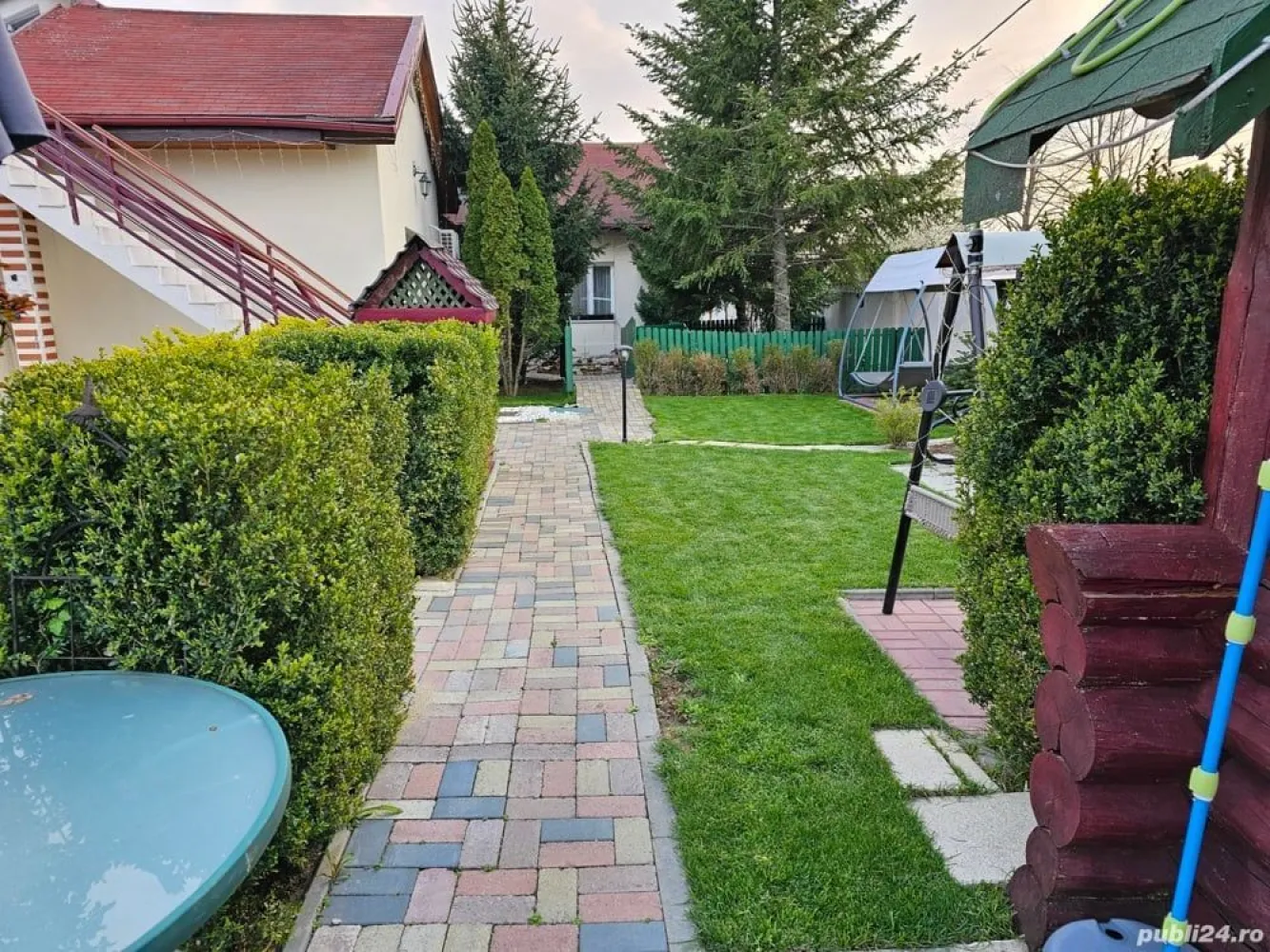 Vila de vanzare- Izvorani COR - Va propun spre vanzare o vila construita in stil american, situata in Izvorani, aproape de COR si de studiourile Castel Film. Vila este constuita in anul 2008, este bine compartimentata si dispune de spatii generoase de locuit, Este compusa din 4 dormitoare, dintre care unul matrimonial cu baie proprie, avand suprafete generoase. Zona de living si bucatarie sunt construite pe o diferenta de nivel, fapt ce delimiteaza zona de dining de cea de living, Atat din living cat si din bucatarie accesam o terasa inchisa generoasa, apoi o bucatarie de vara amenajata in exterior. Vila dispune si de o piscina, zona de foisor, iaz, spatii verzi precum si de 4 garaje. Podul casei este izolat si poate fi locuibil. UTILITĂ I
Utilitati generale: Curent, Apa, Fosa septica, Gaz, CATV
Sistem incalzire: Centrala proprie
Climatizare: Aer conditionat
FINISAJE
Podele: Parchet, Gresie
Usi interior: Lemn, PVC
Pereti: Faianta, Vopsea lavabila, Tapet
Stare interior: Renovat
Ferestre cu geam termopan: PVC, Lemn
Rulouri/Obloane: Lemn, PVC
Usa intrare: Lemn, Metal, PVC, Parchet
DOTĂRI
Alte spatii utile: Spatiu depozitare, WC Serviciu, Anexe, Dependinte
Bucatarie: Mobilata, Utilata
Contorizare: Contor gaz
Diverse: Semineu, Telecomanda poarta acces auto, Telecomanda poarta garaj
Dotari imobil: Curte, Gradina, Gradina amenajata, Piscina exterioara, Spatii agrement, Video interfon
Electrocasnice: Aragaz, Cuptor microunde, Frigider, Hota, Masina de spalat vase, TV
Mobilat: Complet, Lux
SERVICII
Servicii imobil: Paza, Supraveghere video
ALTE DETALII ZONĂ
Iluminat stradal
VECINĂTĂ I
Comitetul Olimpic Roman, Studiorile Castel Film Snagov