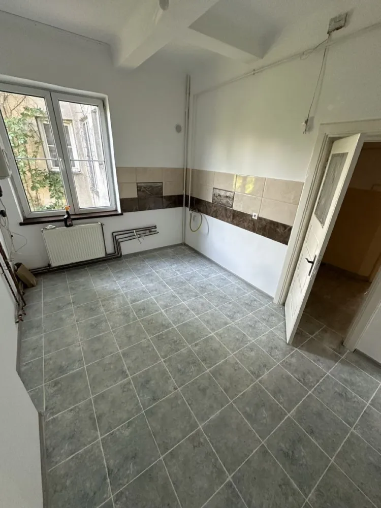 Proprietar vand apartament decomandat Unirii 5 camere - PROPRIETAR: vand apartament de 5 camere (4 dormitoare + living) in suprafata totala de 120 mp et2/3+M plus boxa de 20 mp la subsol. Ap este decomandat 

Blocul este format din 5 apartamente fiecare fiind pe cate un etaj ceea ce il face sa fie foarte linistit, se dispune de o curte interioara comuna cu celelalte 4 apartamente. 

In living (15,6 m2) si in 2 dormitoare se pot instala seminee daca se doreste deoarece hornul acestora este deja functional.

Bucataria are o suprafata de 11.5 m2 fiind recent renovata.

Baia principala are 5.4 m2 si este prevazuta cu cada si geam pt aerisire fiind renovate.
Baia de serviciu are si aceasta geam.

Dormitoarele au urmatoarele suprafete : 23, 21, 12.6 si 10.5 m2 in cele doua de peste 20m2 se poate instala semineu.
3dormitoare sunt orientate pe SUD iar 1 pe Nord-Est

Incalzirea se realizeaza cu centrala de apartament + calorifere

Pentru mai multe detalii ma puteti contacta telefonic la nr din anunt.
