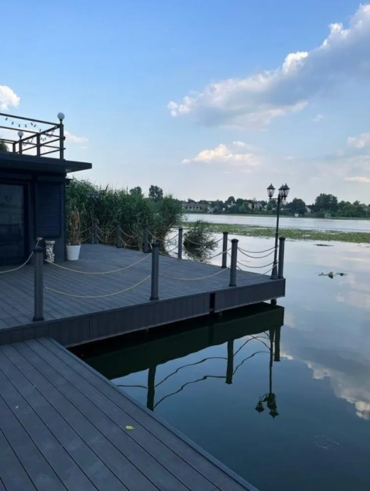 Vis mediteranean pe lacul Snagov - Izvorani - Casa S+P+1E situata in Izvorani pe malul lacului Snagov, suprafaţa construită 375 mp, amplasată pe un teren în suprafaţă de 2142 mp. cu deschidere la lac de 20 m.
Proprietatea dispune aditional si o casa pe lac/ponton de 28mp (complet mobilata) cu baie proprie, incalzire electrica, aer conditionat.
Pontonul are o suprafata de 149mp.
Piscina are un design unic dispunand de o zona de sezlonguri in apa, zona fireplace in interiorul piscinei, zona jacuzzi (6 locuri), zona piscina copii/cascada, încălzire şi sistem filtrare pe bază de sare. Suprafata totala piscina: 84mp(12m*7m).
Viitorul proprietar va trebui sa amenajeze grădina şi să paveze curtea..
La interior se lucrează la finisaje, casa urmând a se vinde nemobilată.