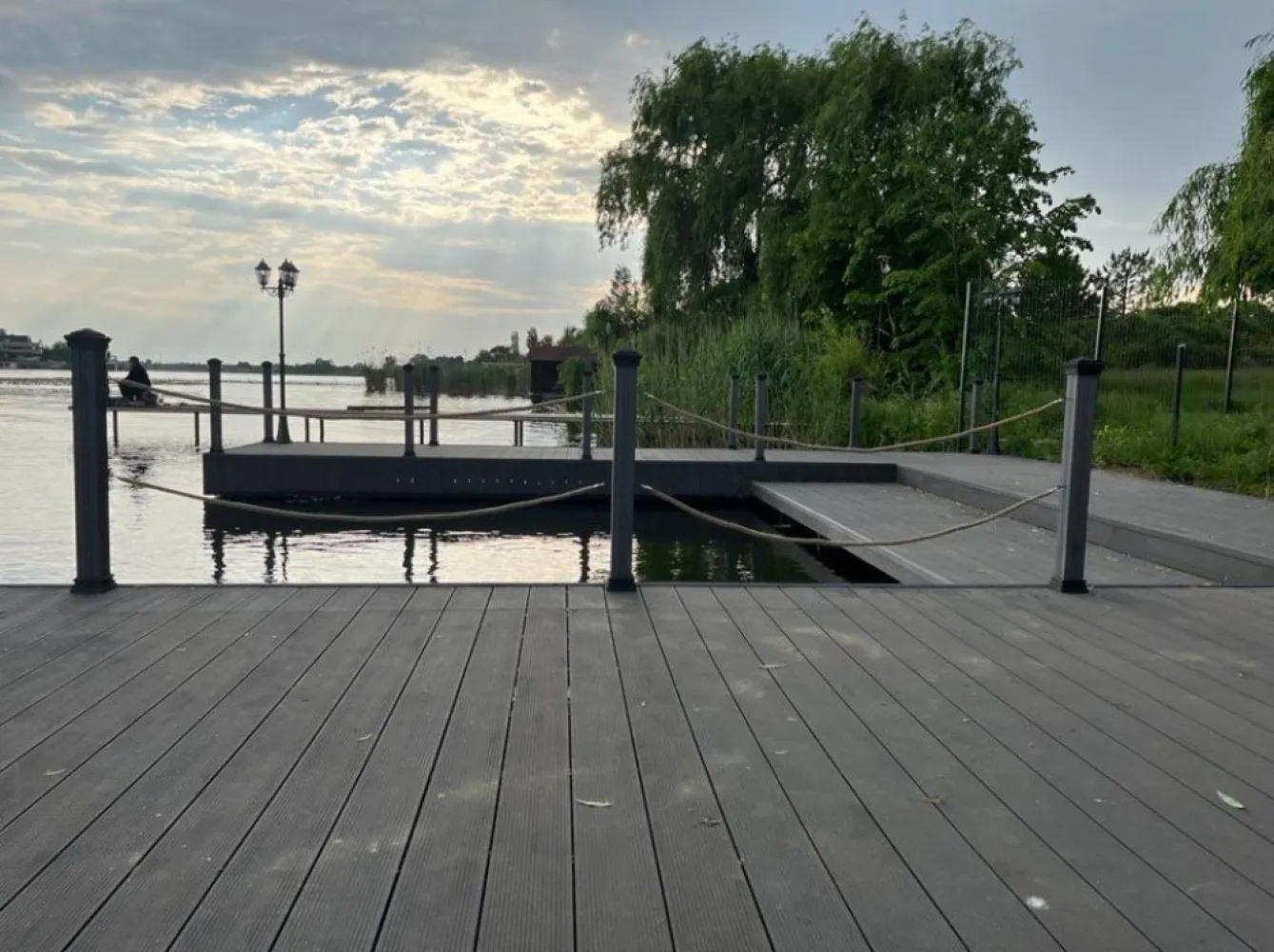 Vis mediteranean pe lacul Snagov - Izvorani - Casa S+P+1E situata in Izvorani pe malul lacului Snagov, suprafaţa construită 375 mp, amplasată pe un teren în suprafaţă de 2142 mp. cu deschidere la lac de 20 m.
Proprietatea dispune aditional si o casa pe lac/ponton de 28mp (complet mobilata) cu baie proprie, incalzire electrica, aer conditionat.
Pontonul are o suprafata de 149mp.
Piscina are un design unic dispunand de o zona de sezlonguri in apa, zona fireplace in interiorul piscinei, zona jacuzzi (6 locuri), zona piscina copii/cascada, încălzire şi sistem filtrare pe bază de sare. Suprafata totala piscina: 84mp(12m*7m).
Viitorul proprietar va trebui sa amenajeze grădina şi să paveze curtea..
La interior se lucrează la finisaje, casa urmând a se vinde nemobilată.