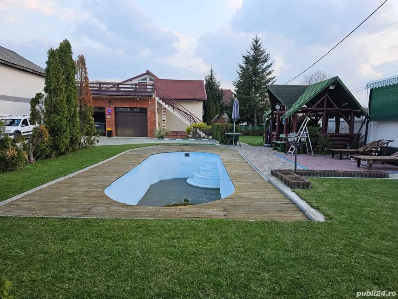 Vila de vanzare- Izvorani COR - Va propun spre vanzare o vila construita in stil american, situata in Izvorani, aproape de COR si de studiourile Castel Film. Vila este constuita in anul 2008, este bine compartimentata si dispune de spatii generoase de locuit, Este compusa din 4 dormitoare, dintre care unul matrimonial cu baie proprie, avand suprafete generoase. Zona de living si bucatarie sunt construite pe o diferenta de nivel, fapt ce delimiteaza zona de dining de cea de living, Atat din living cat si din bucatarie accesam o terasa inchisa generoasa, apoi o bucatarie de vara amenajata in exterior. Vila dispune si de o piscina, zona de foisor, iaz, spatii verzi precum si de 4 garaje. Podul casei este izolat si poate fi locuibil. UTILITĂ I
Utilitati generale: Curent, Apa, Fosa septica, Gaz, CATV
Sistem incalzire: Centrala proprie
Climatizare: Aer conditionat
FINISAJE
Podele: Parchet, Gresie
Usi interior: Lemn, PVC
Pereti: Faianta, Vopsea lavabila, Tapet
Stare interior: Renovat
Ferestre cu geam termopan: PVC, Lemn
Rulouri/Obloane: Lemn, PVC
Usa intrare: Lemn, Metal, PVC, Parchet
DOTĂRI
Alte spatii utile: Spatiu depozitare, WC Serviciu, Anexe, Dependinte
Bucatarie: Mobilata, Utilata
Contorizare: Contor gaz
Diverse: Semineu, Telecomanda poarta acces auto, Telecomanda poarta garaj
Dotari imobil: Curte, Gradina, Gradina amenajata, Piscina exterioara, Spatii agrement, Video interfon
Electrocasnice: Aragaz, Cuptor microunde, Frigider, Hota, Masina de spalat vase, TV
Mobilat: Complet, Lux
SERVICII
Servicii imobil: Paza, Supraveghere video
ALTE DETALII ZONĂ
Iluminat stradal
VECINĂTĂ I
Comitetul Olimpic Roman, Studiorile Castel Film Snagov
