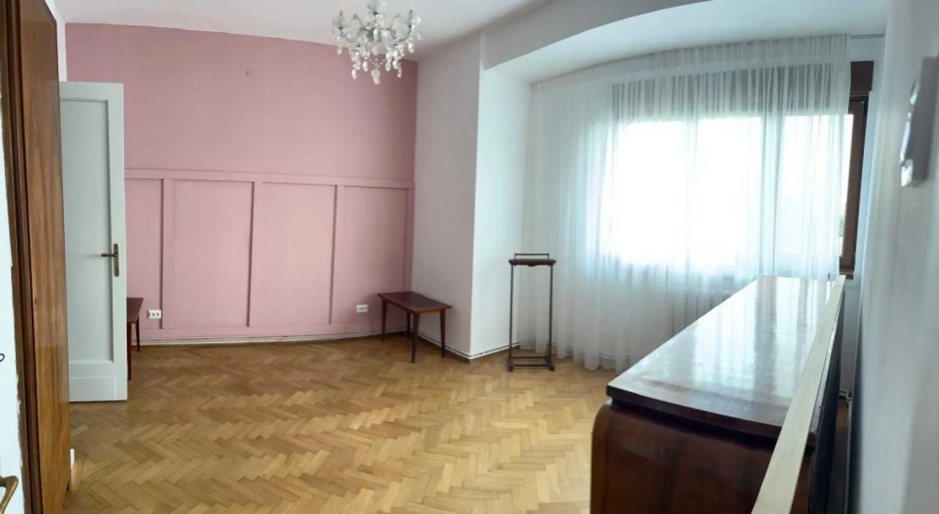 Apartament fermecător și luminos în zona Unirii – 75 mp - Descoperiți o oportunitate unică de a deține un apartament frumos pe strada Parfumului, cu 3 camere plus o cameră de serviciu în inima Bucureștiului, situat în zona Unirii. Acest apartament spațios de 75 mp este inundat de lumină naturală și a fost renovat meticulos pentru a combina farmecul clasic cu confortul modern.

Caracteristici cheie:
- Locație centrală de top: Situat în zona Unirii, veți fi în epicentrul Bucureștiului, cu acces ușor la toate atracțiile majore, magazine, restaurante și transport public.
- Renovare recentă: Apartamentul beneficiază de renovare recenta , iluminat modern și o bucătărie complet renovată, echipată cu electrocasnice noi, inclusiv un aparat de aer condiționat, centrală termică și mașină de spălat cu uscator.
- Podea din lemn clasic: Podeaua din lemn adaugă căldură și caracter, completând perfect actualizările moderne.
- Spațios și luminos: Planul generos include 3 camere plus o cameră de serviciu ce poate deservi ca birou sau dressing, 2 balcoane, 2 boxe oferind spațiu amplu pentru o locuire confortabilă. Ferestrele mari asigură o luminozitate excelentă în întregul apartament.

Vă rugăm să rețineți că clădirea este construită în anul 1946 si este intr-o stare foarte buna fatada fiind renovata recent. Acest aspect este reflectat în preț, oferind o oportunitate incredibilă pentru cumpărătorii cu plata în numerar să investească într-o locație de top la un preț competitiv.