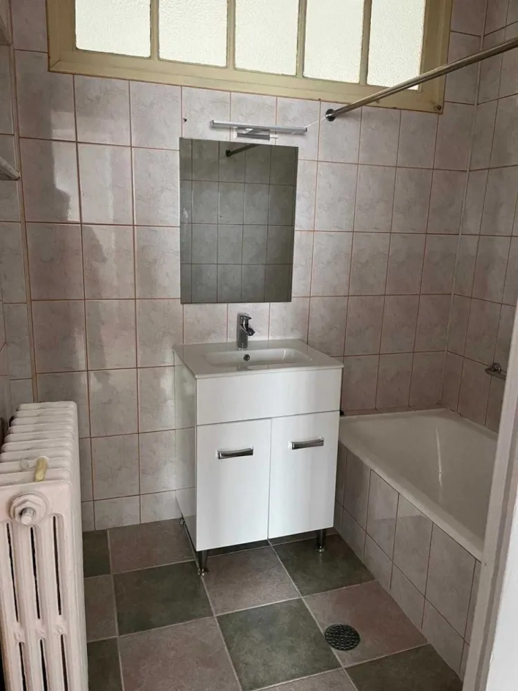 Apartament fermecător și luminos în zona Unirii – 75 mp - Descoperiți o oportunitate unică de a deține un apartament frumos pe strada Parfumului, cu 3 camere plus o cameră de serviciu în inima Bucureștiului, situat în zona Unirii. Acest apartament spațios de 75 mp este inundat de lumină naturală și a fost renovat meticulos pentru a combina farmecul clasic cu confortul modern.

Caracteristici cheie:
- Locație centrală de top: Situat în zona Unirii, veți fi în epicentrul Bucureștiului, cu acces ușor la toate atracțiile majore, magazine, restaurante și transport public.
- Renovare recentă: Apartamentul beneficiază de renovare recenta , iluminat modern și o bucătărie complet renovată, echipată cu electrocasnice noi, inclusiv un aparat de aer condiționat, centrală termică și mașină de spălat cu uscator.
- Podea din lemn clasic: Podeaua din lemn adaugă căldură și caracter, completând perfect actualizările moderne.
- Spațios și luminos: Planul generos include 3 camere plus o cameră de serviciu ce poate deservi ca birou sau dressing, 2 balcoane, 2 boxe oferind spațiu amplu pentru o locuire confortabilă. Ferestrele mari asigură o luminozitate excelentă în întregul apartament.

Vă rugăm să rețineți că clădirea este construită în anul 1946 si este intr-o stare foarte buna fatada fiind renovata recent. Acest aspect este reflectat în preț, oferind o oportunitate incredibilă pentru cumpărătorii cu plata în numerar să investească într-o locație de top la un preț competitiv.