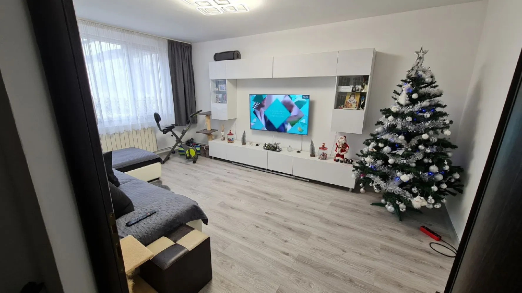 Apartament 4 Camere Berceni - 4 camere decomandat , renovat , aer cond , centrala , inst. cupru , parchet 12mm , 2 toalet , boxa , parcare , acte la zi , propietar , et.4/4 , zona buna ! zero sapte sapte doi unu sase noua opt patru patru ...