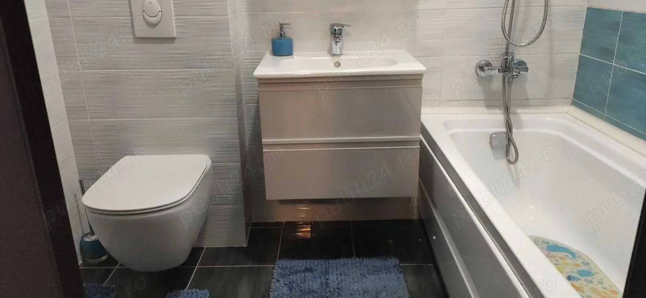 Apartament 3 camere Confort Urban - Apartamentul se vinde complet utilat şi mobilat. Dispune de 3 balcoane , dintre care 2 închise, 2 bai , centrala proprie, aer condiţionat, radiatoare cu termostat, mașina de spălat vase, uscător de rufe. 

Baile sunt echipate cu rezervoare îngropate, obiecte sanitare premium. 

Situat la etajul 5 , apartamentul are suprafaţa de 81 mp.
Se află într-un cartier in continua dezvoltare, dispune de parc , supermarketuri Mega Image, LIDL.
Autobuzul 117 are statie in complex şi ajunge la piata Unirii in 20 min. 
In apropiere sunt scoli , grădiniţe de stat şi private.
