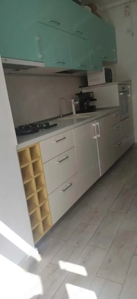 Apartament 3 camere Confort Urban - Apartamentul se vinde complet utilat şi mobilat. Dispune de 3 balcoane , dintre care 2 închise, 2 bai , centrala proprie, aer condiţionat, radiatoare cu termostat, mașina de spălat vase, uscător de rufe. 

Baile sunt echipate cu rezervoare îngropate, obiecte sanitare premium. 

Situat la etajul 5 , apartamentul are suprafaţa de 81 mp.
Se află într-un cartier in continua dezvoltare, dispune de parc , supermarketuri Mega Image, LIDL.
Autobuzul 117 are statie in complex şi ajunge la piata Unirii in 20 min. 
In apropiere sunt scoli , grădiniţe de stat şi private.
