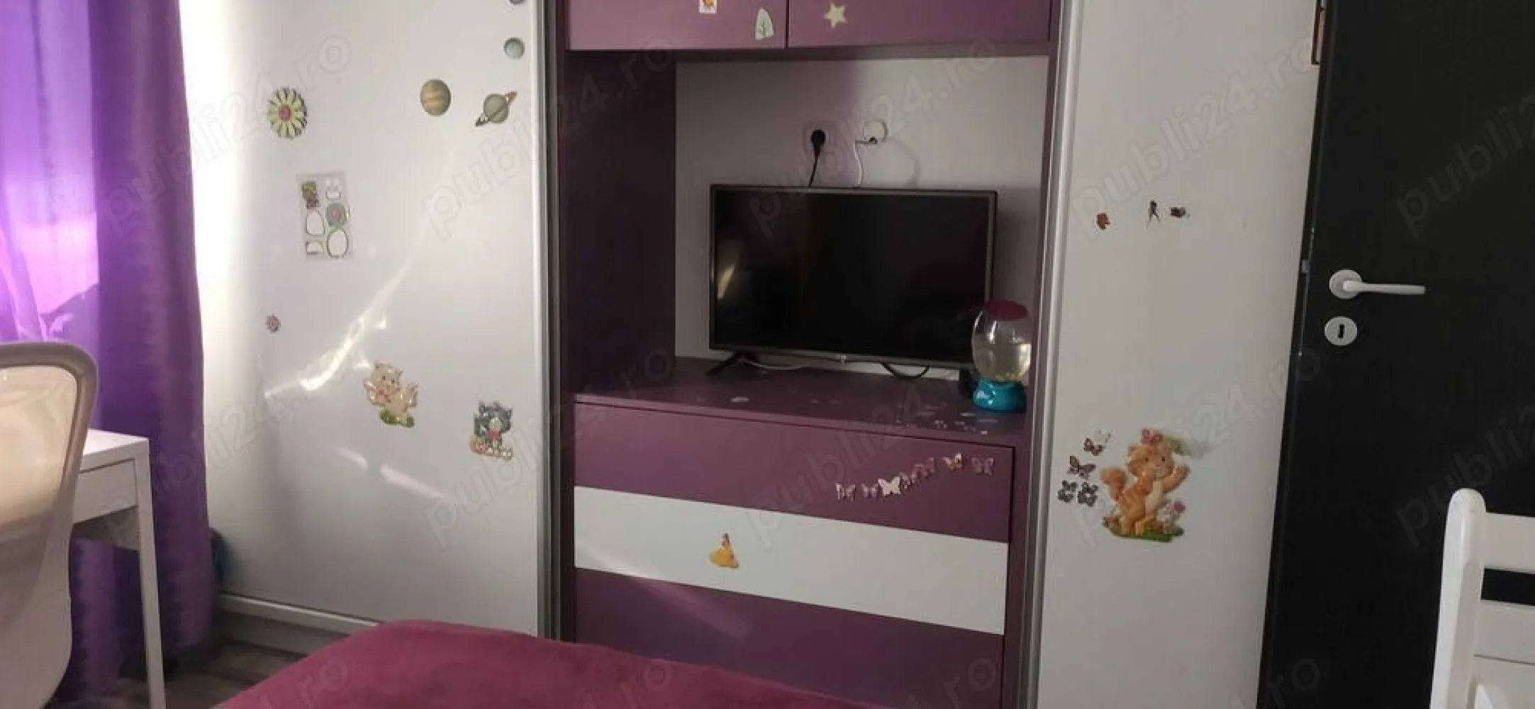 Apartament 3 camere Confort Urban - Apartamentul se vinde complet utilat şi mobilat. Dispune de 3 balcoane , dintre care 2 închise, 2 bai , centrala proprie, aer condiţionat, radiatoare cu termostat, mașina de spălat vase, uscător de rufe. 

Baile sunt echipate cu rezervoare îngropate, obiecte sanitare premium. 

Situat la etajul 5 , apartamentul are suprafaţa de 81 mp.
Se află într-un cartier in continua dezvoltare, dispune de parc , supermarketuri Mega Image, LIDL.
Autobuzul 117 are statie in complex şi ajunge la piata Unirii in 20 min. 
In apropiere sunt scoli , grădiniţe de stat şi private.