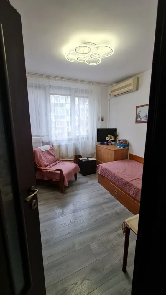 Apartament 4 Camere Berceni - 4 camere decomandat , renovat , aer cond , centrala , inst. cupru , parchet 12mm , 2 toalet , boxa , parcare , acte la zi , propietar , et.4/4 , zona buna ! zero sapte sapte doi unu sase noua opt patru patru ...