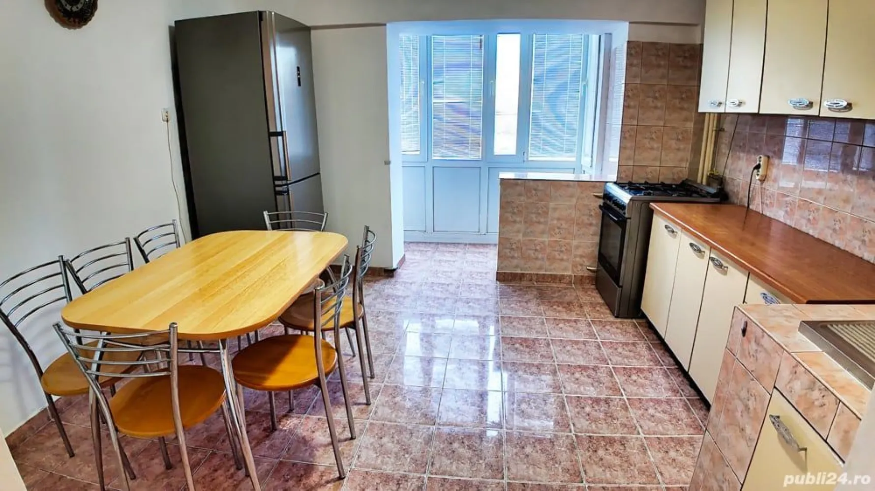 UNIRII CENTRAL- Apartament 4 camere - decomandat- bloc MONOLIT - direct de la PROPRIETAR - PROPRIETAR, vind apartament, 4 camere , decomandat, in ZONA UNIRII CENTRAL, exact la intersectia Sfanta Vineri cu Coposu, in fata noului MOLL Sfanta Vineri. Apartamentul este situat stradal intr-un bloc MONOLIT (cel mai rezistent tip de constructie).
 Apartament de 4 camere, decomandat, confort 1 sporit, situat la etajul 1 din 8, in suprafata construita de 132m.p.aproximativ 110m.p. suprafata utila, proaspat renovat (complet mobilat si utilat) , compus din- intrare pe dreapta in hol lung si spatios, bucatarie deschisa, spatioasa si luminoasa, living deschis, generos si luminos, 3 dormitoare mari si luminoase, 2 bai mari, debara, 2 balcoane inchise cu termopan ca si toate ferestrele, parchet, gresie, aer conditionat, usa metalica blindata,internet fibra optica , cablu TV., loc de parcare in fata si in spate.
 Apartamentul este situat in zona centrala strategica privilegiata, imediat avem TOATE mijloacele de transport in comun: - la 1 minut distanta avem METROUL UNIRII 2 si 1 ; Avem autobuze, troleibuze, tram, taxi in fata scarii blocului ; avem la parter supermarket Mega Image si CEC BANK si Zoomserie ; Vis-a-vis avem supermarket Carrefour; scoli; avem Casa Poporului - fantani- parc, Centrul Istoric, la 5 minute de mers pe jos.
 Apartamentul dispune de vedere stradala MIxta, in fata avem noul MOLL SFINTA VINERI si lipit de el avem Unirea Shopping Center, an spate avem o parcare mare si libera si o biserica. Apartamentul este situat la etajul 1 chiar desupra la CEC BANK, linga Zoomserie, ideal pentru locuinta, birouri sau ca investitie (chiria in zona este foarte mare, lunar sau in regim hotelier). Va astept la vizionare ! Pret - 339 000euro. 
 TELEFON: