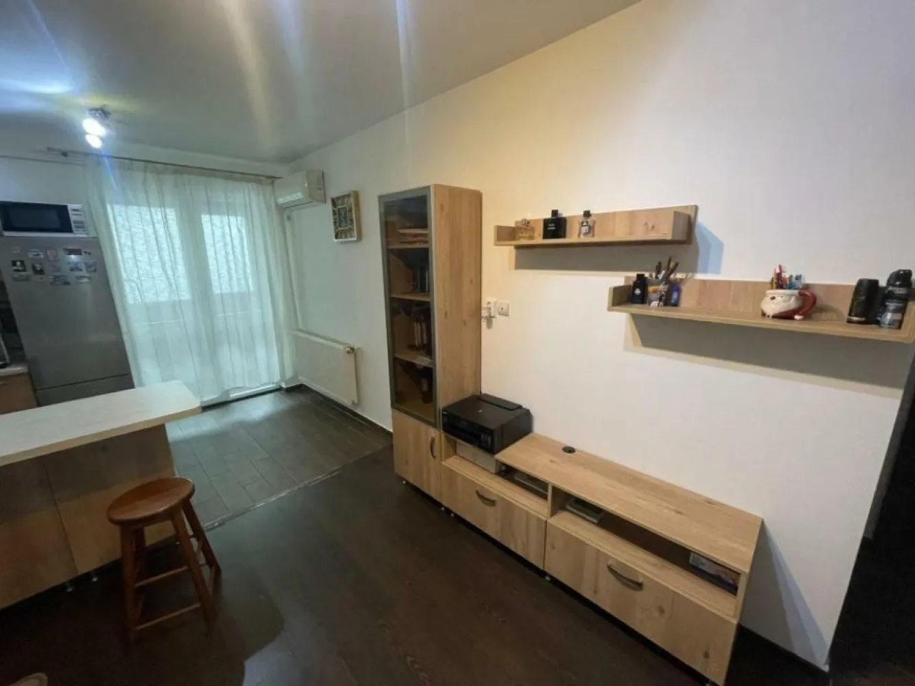 Apartament 2 camere -Aparatorii Patriei - Vand apartament cu 2 camere (living+bucatarie, dormitor, baie, balcon), suprafata de 43 mp+ suprafata indiviza de 15,68 mp, etaj 2, situat in Drumul Cretestilor nr. 98-98A (8 min de statia Aparatorii Patriei). Blocul are o singura scara, cu 5 apartamente pe nivel, avand doar 3 etaje, iar accesul pe strada se face prin bariera, in acest sens, nu există niciun fel de zgomot. Apartamentul a fost construit în 2017, este încadrat, costurile cu utilitatile sunt extrem de mici. Se vinde mobilat si utilat, exact ca in poze,locul de parcare inclus!, Pret de vânzare: 78.000 â‚Ź,usor negociabil.