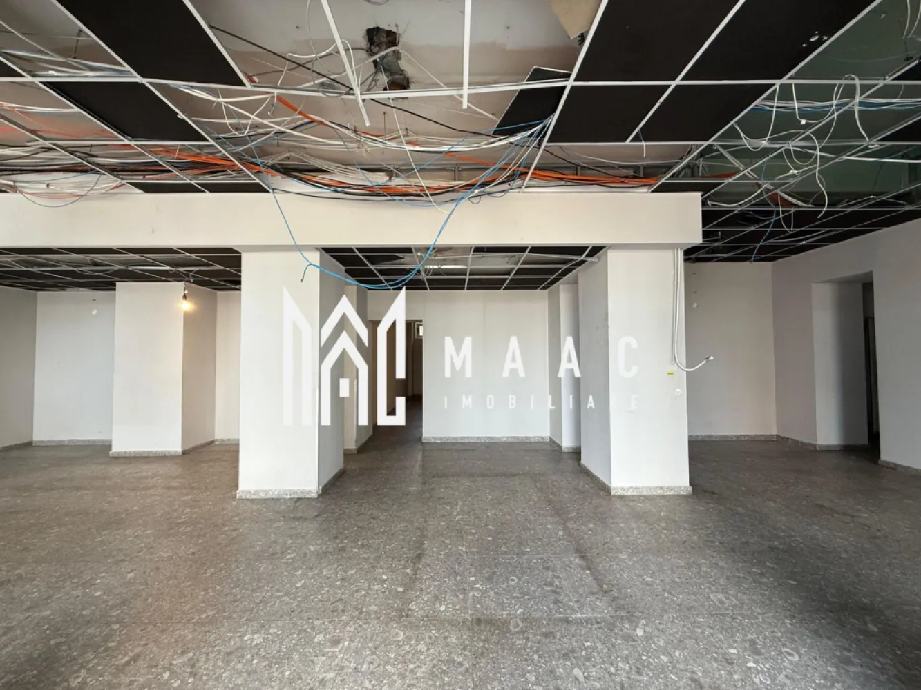 Spatiu comercial/birouri I VAD I Expunere I Mihai Viteazu - MAAC Imobiliare ofera spre inchiriere spatiu pretabil pentru activitati comerciale sau de birou, in zona Mihai Viteazu. Spatiul este compartimentat astfel: o incapere spatioasa, la strada, patru incaperi mai mici, pretabile pentru arhiva/ depozit/ vestiar si un grup sanitar. Disponibilitate imediata. Se inchiriaza pe o perioada de minim 12 luni. Se percepe garantie in cuantumul unei chirii lunare. Pentru mai multe detalii va rugam specificati telefonic: CP2587361 }}