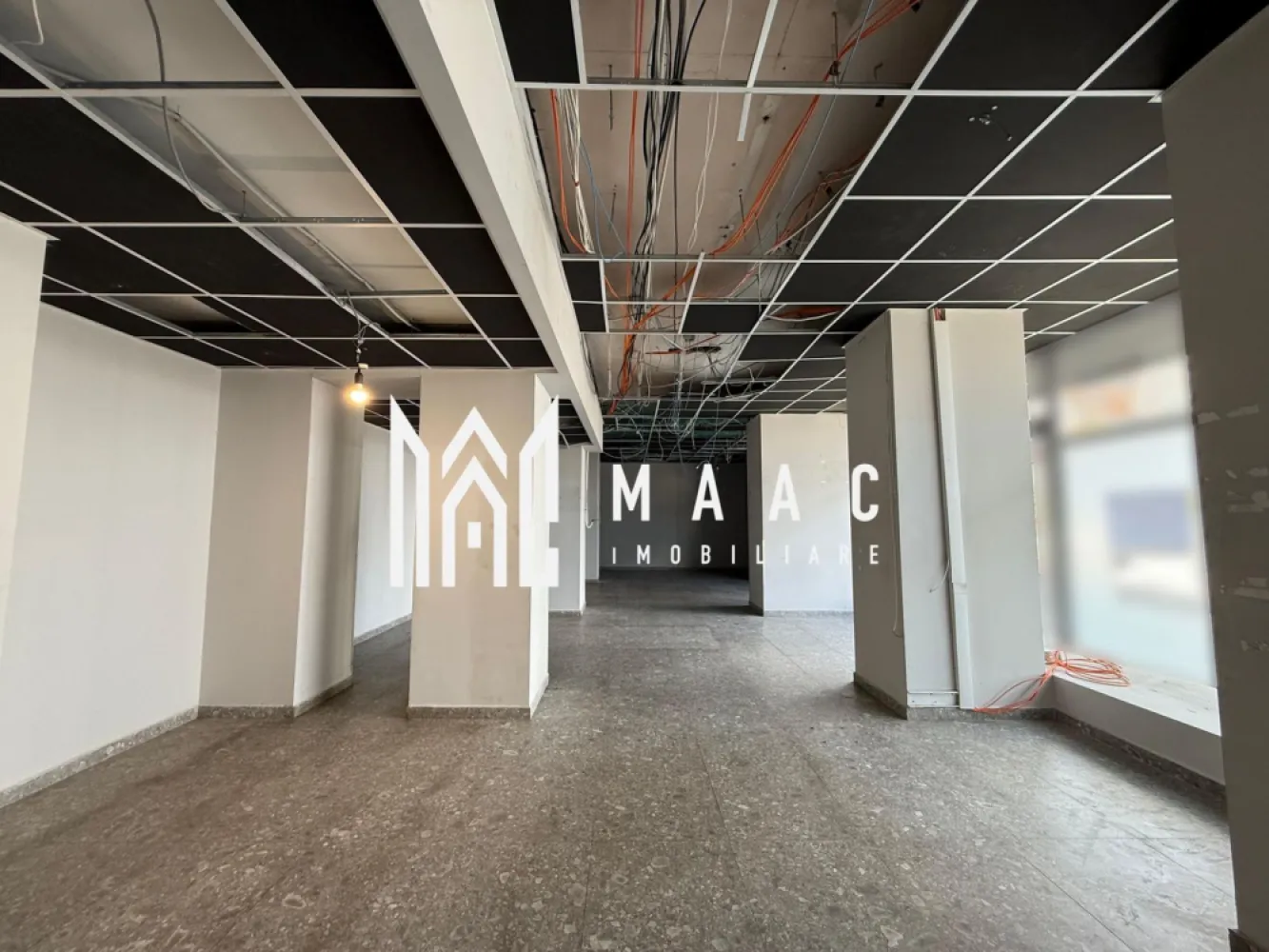Spatiu comercial/birouri I VAD I Expunere I Mihai Viteazu - MAAC Imobiliare ofera spre inchiriere spatiu pretabil pentru activitati comerciale sau de birou, in zona Mihai Viteazu. Spatiul este compartimentat astfel: o incapere spatioasa, la strada, patru incaperi mai mici, pretabile pentru arhiva/ depozit/ vestiar si un grup sanitar. Disponibilitate imediata. Se inchiriaza pe o perioada de minim 12 luni. Se percepe garantie in cuantumul unei chirii lunare. Pentru mai multe detalii va rugam specificati telefonic: CP2587361 }}