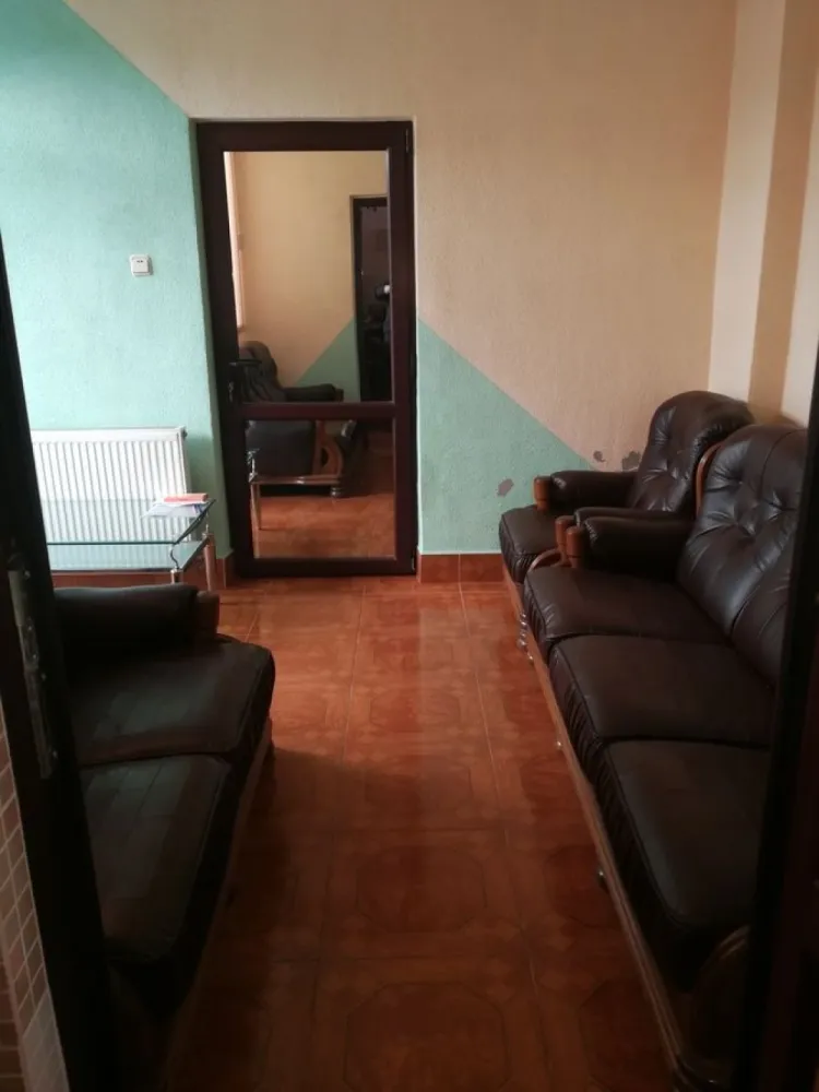 Grivita, pod Basarab - Proprietar vand casa de caramida, 3 camere, zona Grivita, metrou Basarab. Se vinde mobilata.