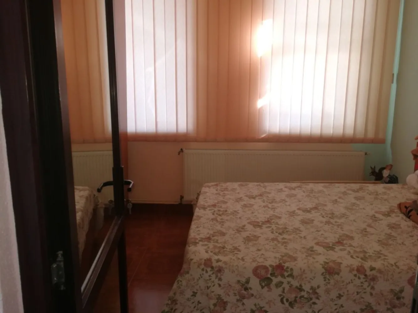 Grivita, pod Basarab - Proprietar vand casa de caramida, 3 camere, zona Grivita, metrou Basarab. Se vinde mobilata.