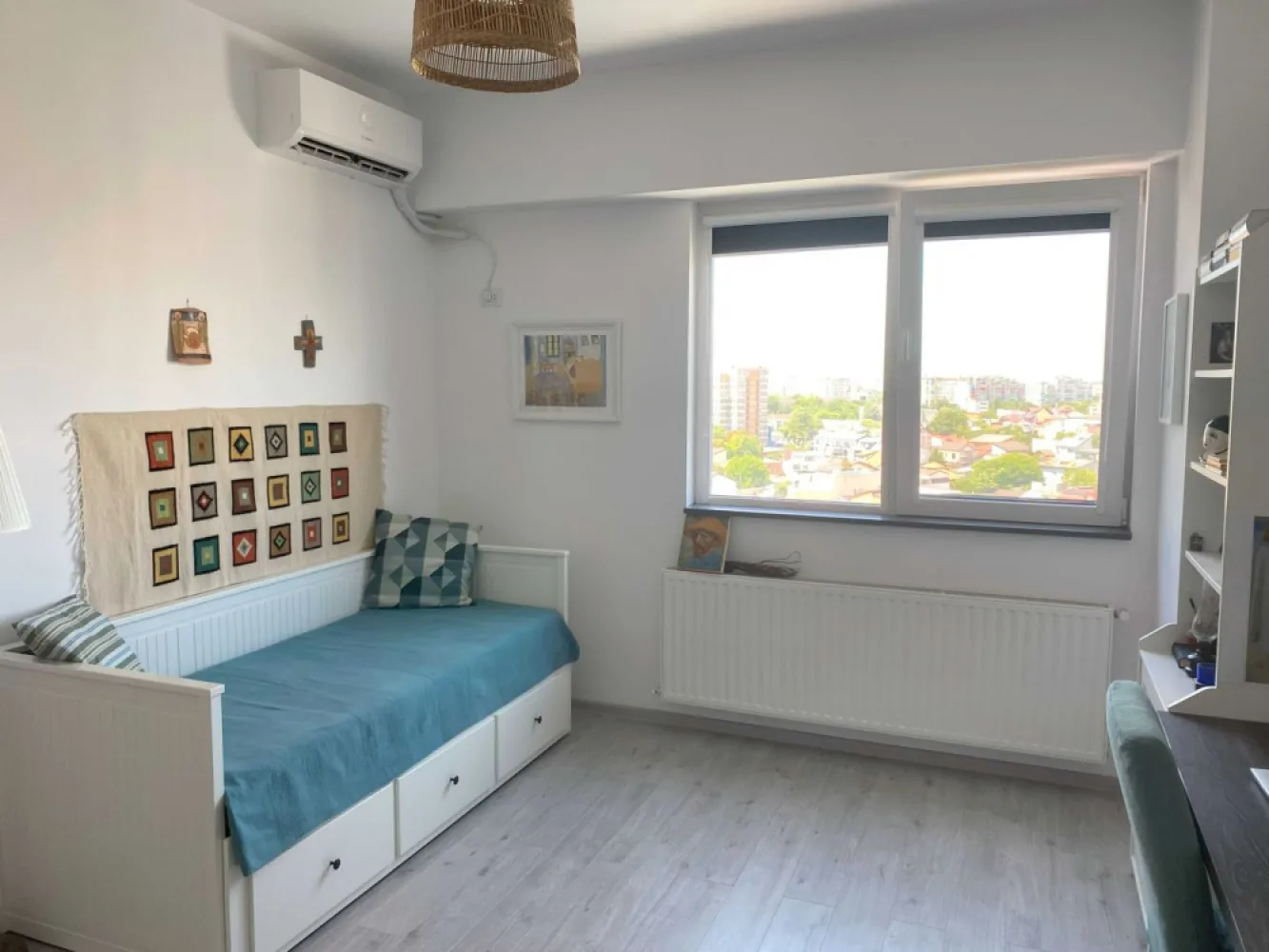 Garsoniera decomandata,Tineretului City,Vacaresti,2017,centrala pe gaz - Pretul vanzarii 92000 euro . Acesta este anuntul proprietarului.

Despre cladire
• Tineretului City- Bloc modern , dispune de cca 150 apartamente , garsoniere, 2 si 3 camere , boxe si locuri de parcare pe 3 niveluri, dat in folosinta in 2017. Are o fundatie foarte adanca, 3 niveluri de parcare subterana, acces prin 3 rampe distincte , bariere si porti automate, recunoastere automata numar inmatriculare, adapost antiatomic, stalpi si grinzi de beton armat, pereti despartitori din caramida.
• Senzori care pot detecta scurgerile de gaz sunt instalati la fiecare nivel .
• metrou Piata Sudului 7 min, , statie RATB , 30 m distanta. 
• Mall Sun Plaza – 2 min (este vis-à-vis) , Mega Image in apropiere 
• Situata in cea mai verde zona din Bucuresti: Parcul natural Delta Vacaresti este chiar vis-a-avis.
Parcul Tineretului , Parcul Lumea Copiilor, Parcul Oraselul Copiilor in apropiere 4-8 minute.

Cladirea este administrata profesionist prin firme care asigura:
• mentenanta sistemelor anti-incendiu ,lifturilor , curatenia interioara si exterioara, inregistrare si monitorizare video, contabilitatea, cenzorat
• Access in imobil cu interfon sau cheie magnetica.
• Camere de filmat sunt instalate peste tot , inclusiv in cele doua lifturi moderne.

Despre garsoniera 
• Situata la Etajul 10 din 11 ofera o vedere spectaculoasa la gradina Tudor Arghezi si cartierul de vile din zona Martisor, orientare S-V, apusul poate fi admirat zilnic. 
• Se vinde mobilata si utilata Ikea.
• Suprafata utila : ~33 mp 
• Camerele sunt foarte inalte, au 2.90 m inaltime, volumul de aer fiind mult sporit fata de apartamenetele obisnuite.
• Decomandata ( acces din hol la baie , bucatarie si camera)
• Costurile de intretinere a garsonierei sunt ~100 RON pe luna.
• Usa exterioara de metal, antiefractie cu inchidere in 5 puncte.
• Usi interioare noi Bella Casa (baie si bucatarie)
• Instalatii sanitare de tip PeX cu doua distribuitoare.
• Tamplarie cu profil pentacameral Veka - Germania cu feronerie Roto – Germania prevazute cu geamuri tip tripan Saint Gobain low-e
• Centrala termica Immergas Italia 
Camera:
• Suprafata camerei este generoasa avand 16.15 mp , aer conditionat Bosch silentions instalat anul trecut, mobilata Ikea.
Partea electrica:
3 prize + priza retea, TV pe peretele unde se vede patul, 2 prize duble in spatele bibliotecilor.

Baie :
• Decomandata , access din hol , 6.20 mp , obiecte sanitare Roca . Baia este pregatita pentru masina de spalat si eventual uscator separat , avand atat spatiu dedicat cat si infrastructura necesara compusa din 2 prize dedicate , alimentare apa rece si scurgere special pentru masina de spalat. 
Se poate monta bideu (eventual marca Roca) deoarece exista separat robineti apa calda si apa rece cat si scurgere ( pozitia acestora este in zona unde este acel taburet - vezi poze baie) , totul fiind functional.
Exista alte doua prize cu protectie pentru uscator sau alte aparate , in proximitatea chiuvetei.
Este montat si ventilator (tirajul aerului fiind foarte puternic se pare ca nu e nevoie de utilizarea sa).

Bucatarie:
• Decomandata, access din hol (avantajele unei bucatarii decomandate si inchise , cu aerisire naturala sunt nenumarate). 
• Suprafata generoasa 7.26 mp 
• Vedere superba la gradina Tudor Arghezi si cartierul de vile din zona Martisor.
Partea electrica: 2 prize in zona centralei , 2 prize pentru plita si cuptor, 2 prize nivel superior , 2 prize in spatele frigiderului, 2 prize in zona de lucru a blatului, 2 prize sub masa mobila , 2 prize in zona de lectura si inca 2 prize cum intri in bucatarie pe peretele din dreapta.

Hol:
• Suprafata: 3.17 mp . Pardoseala: Gresie gri (la fel ca in bucatarie )
• Mobilat Ikea
Partea electrica: panou electric + doua prize - alimentare media convertor si inca una de rezerva.
