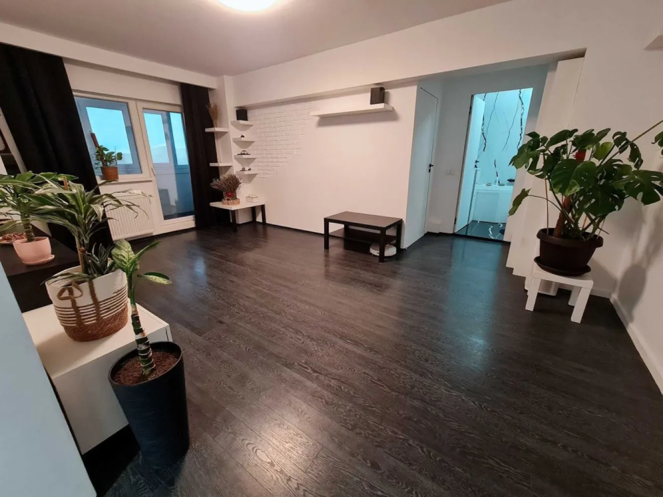 Proprietar Apartament 3 Camere Tineretului lux mobilat utilat parc - Proprietar, vand Apartament 3 Camere Lux, cu 2 bai si balcon spatios, in bloc reabilitat anul acesta, langa parcul Tineretului. Totul din el este nou, de calitate, si in garantie

Detalii:
1. Apartamentul a fost complet renovat, mobilat si utilat in 2023-2024. 
2. Sistem electric refacut complet, cu 12 canale si peste 80 corpuri prize si intrerupatoare (prize peste tot)
3. Instalatia sanitara refacuta complet
4. Centrala Gaz Visemann pt apa calda si caldura (debransat Distrigaz), cu control pe telefon
5. Termopane camere si balcon
6. Design tematic, facut de desginer, pereti tip caramida, parchet stejar, fara praguri si intreruperi, plinta ascunsa, iluminat smart cu control pe telefon
7. Toate cablurile (electric, TV, internet) si tevile (apa, incalzire, condens) sunt ascunse
8. Usi Porta Doors Hide, fara tocuri, cu inchidere magnetica
9. Apartament izolat fonic (nu se aude zgomotul de pe bulevard)
10. Bloc construit in 1984 si reabilitat anul acesta (2024) (eficient termoenergetic, cu terasa noua hidroizolata)
11. Etaj 8/8, cu vedere panoramica superba, fara blocuri in fata, si vedere spre est (soare dimineata)
12. Multiple parcari in fata blocului

Apartamentul se vinde mobilat si utilat:
1. Hol: usa intrare metalica 2 fete, dressing pe comanda din MDF, cu oglinda, sistem Gola, pantofar, iluminat control pe telefon
2. Bucatarie: mobila facuta pe comanda din MDF, sistem Gola, soft-close, gresie, masina de spalat vase
3. Baie mare: Cada Belform, WC incastrat Geberit, para bideu, baterie cascada, mobila, perete piatra naturala
4. Baie mica: Dus cu rigola, WC incastrat Geberit, para bideu, mobila
5. Living: comoda, masute cafea, etajere, aer conditionat Fujitsu control telefon, draperii opace, pereti cu model tip caramida, iluminat control pe telefon
6. Dormitor 1: pat 200x200 cu somiera metalica rabatabila si spatiu depozitare, noptiere pe comanda din MDF, aer conditionat Fujitsu smart control telefon, draperii opace
7. Dormitor 2: dulpa, pereti cu model tip caramida
8. Debara: usi din MDF pe comanda, etajere, racord/scurgeri masina de spalat si uscator
9. Balcon: inchis cu termopan, usa oscilorabatanta, centrala Viesmann

Adresa Calea Vacaresti nr 278, bloc DoctorTop
- Parc Tineretului: 1 min (100 metri)
- Palatul Copiilor: 3 min (300 metri)
- Metrou Mihai Bravu: 10 min (800 metri)
- Metrou Timpuri Noi: 13 min (1000 metri)