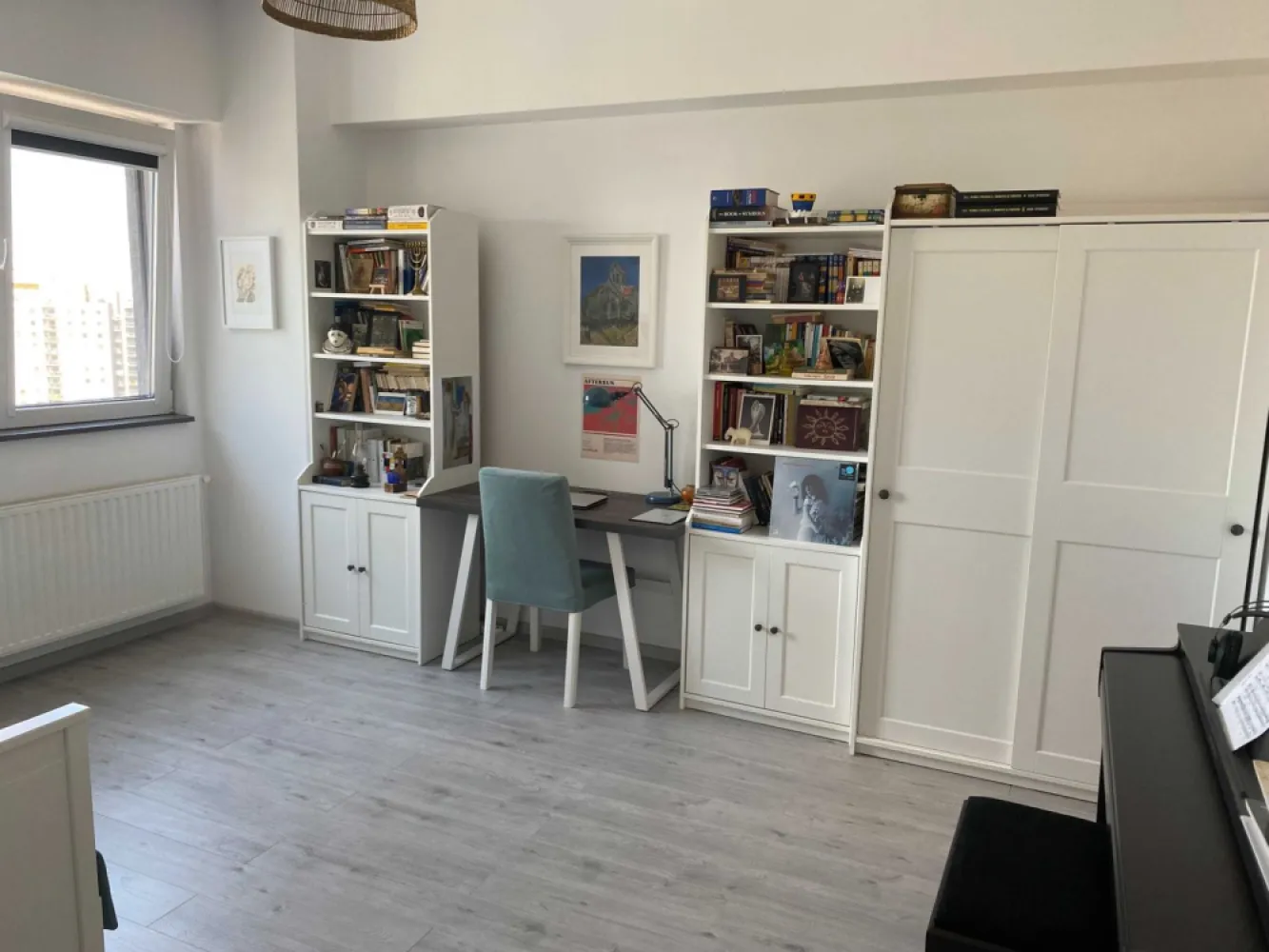 Garsoniera decomandata,Tineretului City,Vacaresti,2017,centrala pe gaz - Pretul vanzarii 92000 euro . Acesta este anuntul proprietarului.

Despre cladire
• Tineretului City- Bloc modern , dispune de cca 150 apartamente , garsoniere, 2 si 3 camere , boxe si locuri de parcare pe 3 niveluri, dat in folosinta in 2017. Are o fundatie foarte adanca, 3 niveluri de parcare subterana, acces prin 3 rampe distincte , bariere si porti automate, recunoastere automata numar inmatriculare, adapost antiatomic, stalpi si grinzi de beton armat, pereti despartitori din caramida.
• Senzori care pot detecta scurgerile de gaz sunt instalati la fiecare nivel .
• metrou Piata Sudului 7 min, , statie RATB , 30 m distanta. 
• Mall Sun Plaza – 2 min (este vis-à-vis) , Mega Image in apropiere 
• Situata in cea mai verde zona din Bucuresti: Parcul natural Delta Vacaresti este chiar vis-a-avis.
Parcul Tineretului , Parcul Lumea Copiilor, Parcul Oraselul Copiilor in apropiere 4-8 minute.

Cladirea este administrata profesionist prin firme care asigura:
• mentenanta sistemelor anti-incendiu ,lifturilor , curatenia interioara si exterioara, inregistrare si monitorizare video, contabilitatea, cenzorat
• Access in imobil cu interfon sau cheie magnetica.
• Camere de filmat sunt instalate peste tot , inclusiv in cele doua lifturi moderne.

Despre garsoniera 
• Situata la Etajul 10 din 11 ofera o vedere spectaculoasa la gradina Tudor Arghezi si cartierul de vile din zona Martisor, orientare S-V, apusul poate fi admirat zilnic. 
• Se vinde mobilata si utilata Ikea.
• Suprafata utila : ~33 mp 
• Camerele sunt foarte inalte, au 2.90 m inaltime, volumul de aer fiind mult sporit fata de apartamenetele obisnuite.
• Decomandata ( acces din hol la baie , bucatarie si camera)
• Costurile de intretinere a garsonierei sunt ~100 RON pe luna.
• Usa exterioara de metal, antiefractie cu inchidere in 5 puncte.
• Usi interioare noi Bella Casa (baie si bucatarie)
• Instalatii sanitare de tip PeX cu doua distribuitoare.
• Tamplarie cu profil pentacameral Veka - Germania cu feronerie Roto – Germania prevazute cu geamuri tip tripan Saint Gobain low-e
• Centrala termica Immergas Italia 
Camera:
• Suprafata camerei este generoasa avand 16.15 mp , aer conditionat Bosch silentions instalat anul trecut, mobilata Ikea.
Partea electrica:
3 prize + priza retea, TV pe peretele unde se vede patul, 2 prize duble in spatele bibliotecilor.

Baie :
• Decomandata , access din hol , 6.20 mp , obiecte sanitare Roca . Baia este pregatita pentru masina de spalat si eventual uscator separat , avand atat spatiu dedicat cat si infrastructura necesara compusa din 2 prize dedicate , alimentare apa rece si scurgere special pentru masina de spalat. 
Se poate monta bideu (eventual marca Roca) deoarece exista separat robineti apa calda si apa rece cat si scurgere ( pozitia acestora este in zona unde este acel taburet - vezi poze baie) , totul fiind functional.
Exista alte doua prize cu protectie pentru uscator sau alte aparate , in proximitatea chiuvetei.
Este montat si ventilator (tirajul aerului fiind foarte puternic se pare ca nu e nevoie de utilizarea sa).

Bucatarie:
• Decomandata, access din hol (avantajele unei bucatarii decomandate si inchise , cu aerisire naturala sunt nenumarate). 
• Suprafata generoasa 7.26 mp 
• Vedere superba la gradina Tudor Arghezi si cartierul de vile din zona Martisor.
Partea electrica: 2 prize in zona centralei , 2 prize pentru plita si cuptor, 2 prize nivel superior , 2 prize in spatele frigiderului, 2 prize in zona de lucru a blatului, 2 prize sub masa mobila , 2 prize in zona de lectura si inca 2 prize cum intri in bucatarie pe peretele din dreapta.

Hol:
• Suprafata: 3.17 mp . Pardoseala: Gresie gri (la fel ca in bucatarie )
• Mobilat Ikea
Partea electrica: panou electric + doua prize - alimentare media convertor si inca una de rezerva.
