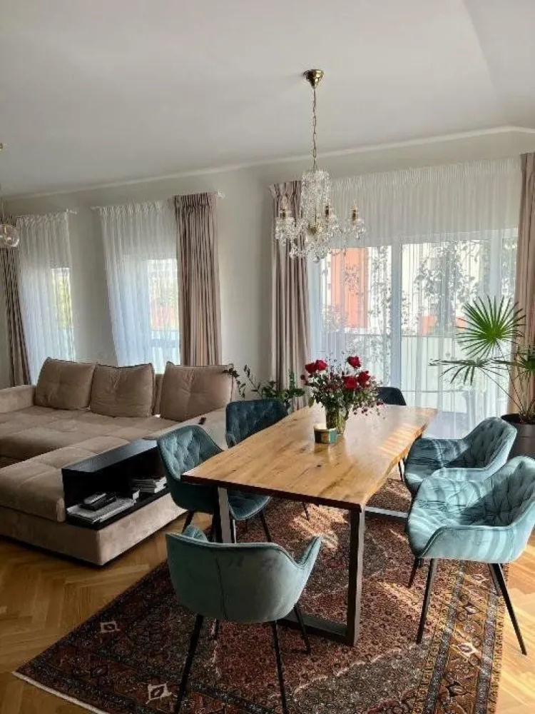 Apartament cu 3 camere in Aviatiei - Apartamentul se află într-un bloc intim, cu 9 apartamente, finalizat în anul 2020. Are 3 camere: un living mare cu zona de luat masa şi o zonă de realaxare, doua dormitoare, dintre care unul cu baie proprie. Terasa apartamentului are 62 de mp şi oferă o privelişte spectaculoasă. Finisajele sunt de cea mai bună calitate. Locuinţa dispune de două locuri de parcare, la subsol şi de o boxă .
