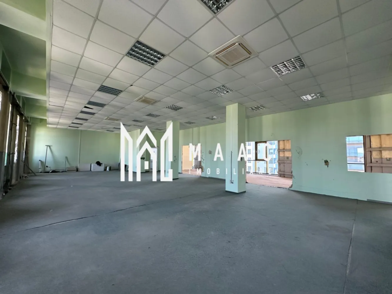 Cladire de birouri A+ | 900mp | Mihai Viteazu - Clădire întreagă de birouri clasa A+ disponibilă pentru închiriere – 900 mp utili, Bulevardul Mihai Viteazu O oportunitate rară în Sibiu: întreaga clădire (3 etaje superioare, total ~900 mp utili) este disponibilă pentru închiriere, perfectă pentru companii medii sau mari care își doresc sediu dedicat, cu toate funcționalitățile integrate. Suprafață totală: 900 mp, distribuiți pe 3 etaje – posibilitate de personalizare completă Recepție dedicată, birouri, săli de ședință, spații tehnice, zone de relaxare – totul într-un singur loc Locație centrală, zonă de business consacrată, în imediata vecinătate a Plaza 35 și MedLife Ideal pentru centre IT, firme de consultanță, clinici private, coworking sau instituții educaționale Un spațiu gândit pentru companii ambițioase care caută autonomie, imagine și eficiență. }}