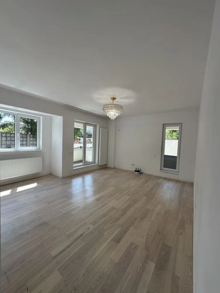 Apartament 3 Camere+curte 60mp - Bucur Obor - Vă invităm să descoperiți un apartament cu 3 camere într-o zonă de case și vile, în proximitatea pieței Obor. Situat la parter inalt, acest apartament vă întâmpină cu un cadru de viață unic, 
Nimic nu se compară cu liniștea și intimitatea pe care le oferă această proprietate. Ce poate fi mai relaxant decât să savurați o cafea de dimineață pe terasă sau să petreceți seri plăcute în compania celor dragi?
Apartamentul în sine este locul în care vă veți crea amintiri neprețuite. Cu o suprafață utilă de 74 de metri pătrați si totala de 93metri patrati. Cele 3 camere au suficient spațiu pentru o familie sau pentru a crea un birou confortabil.
Spre deosebire de altele, această proprietate se remarcă prin curtea sa proprie de 60 mp si finisajele de calitate superioară. Pardoseala din parchet triplu stratificat adaugă o notă de eleganță, iar tamplăria PVC Salamander cu 3 foi de sticlă asigură izolație termică și fonică excelentă. Centrala termică Buderus vă va menține mereu confortabil în serile reci de iarnă.
Imobilul se găsește într-o zonă linștită, potrivită pentru familiile care apreciază trăitul departe de agitația orașului. Cu acces ușor la piața Obor, cumpărăturile proaspete sunt mereu la îndemână. De asemenea, nu uitați de prietenii voștri cu blană; această proprietate este perfectă pentru a le oferi spațiu de joacă și relaxare.
Aici, aveți șansa de a vă crea o viață plină de confort și bucurii. Vă așteptăm cu drag să vizionați această proprietate care da senzatia mai mult de casa decat de apartament, Propietar, Rog Seriozitate!