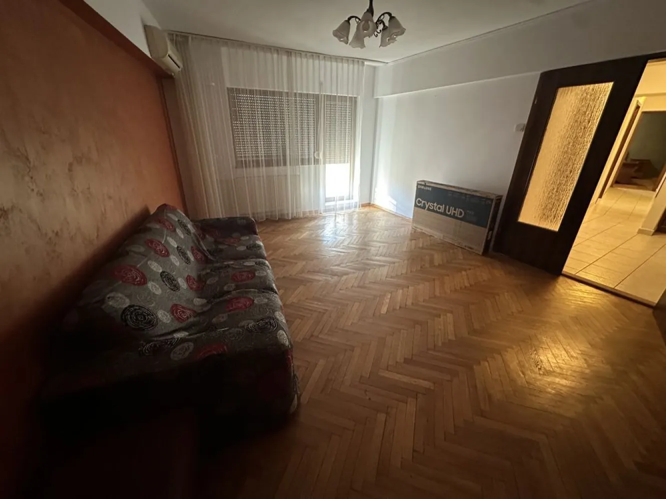 Vand aparatament 3 camere decomandat bdul Unirii, fantani - Vand apartament 3 camere Bulevardul Unirii la fantani intr o zona deosebita la jumatatea distantei dintre Casa Poporului si Piata Unirii

Toate camerele au vedere la Bulevardul Unirii

3 balcoane
Decomandat
Etajul 1

Suprafata utila 75m2
Suprafata totala 81.3m2

Pret 330.000 euro